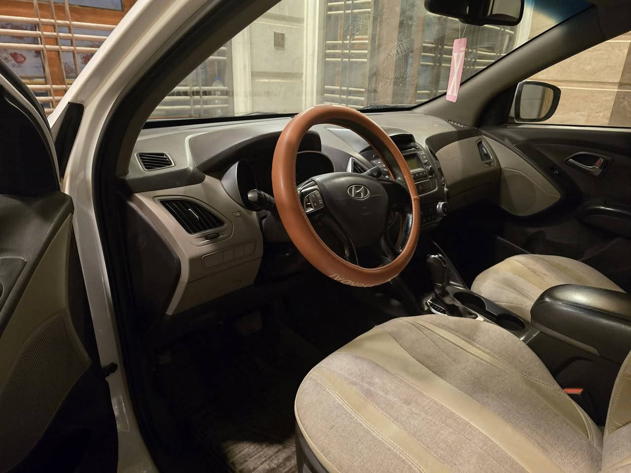 للبيع توسان خليجي موديل 2015 
رقم بغداد انكليزي بأسمي 
سنويه 27 ( ماشيه 102) محرك وكير مكفول وسياره ايضاً كفاله .
 بيها بعض الملاحظات البسيطه
للاستفسار :
***********
مكان سياره في بابل ٠
