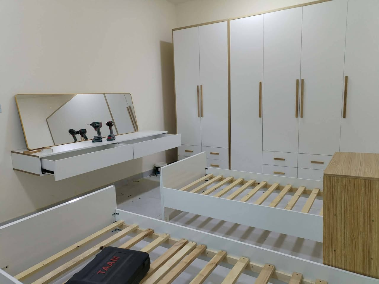 شغل حسب الطلب تزكام خشب تركي hdf سرير عدد(٢) كنتور +ملحق ميز مرايه +مكتبه +درور مجرات شغل حسب الطلب للاستفسار مراسلت الصفحه او اتصال ع الرقم *********** ⚒️
