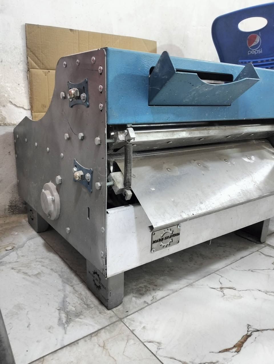 للبيع مكينة جديد فتوحت العجين 
يفتح قطر دائري من 20 إلى حجم 60 
يرهم مل بيتزا و خبز صاج و بقلوء
***********
0518805661
