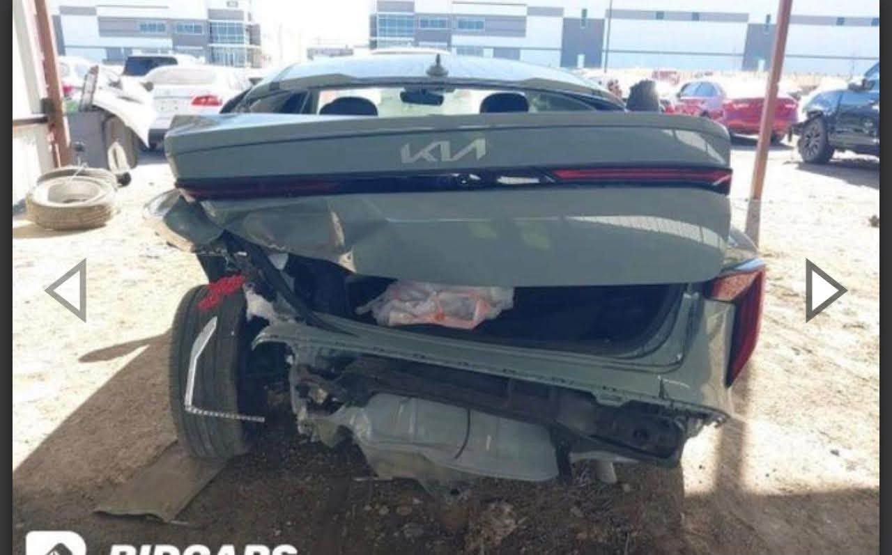 السلام عليكم شباب k4 موديل ٢٠٢٥ حادث موضح ب الصور سياره حاليا ب عمان سعره ٩٠ وبيها مجال بدون كمرك ترهم كتاب شهداء وذا واصل بغداد ومكمرك حره سعره ١٢٠ وبيها مجال العنوان بغداد رقم الهاتف ‭***********‬
