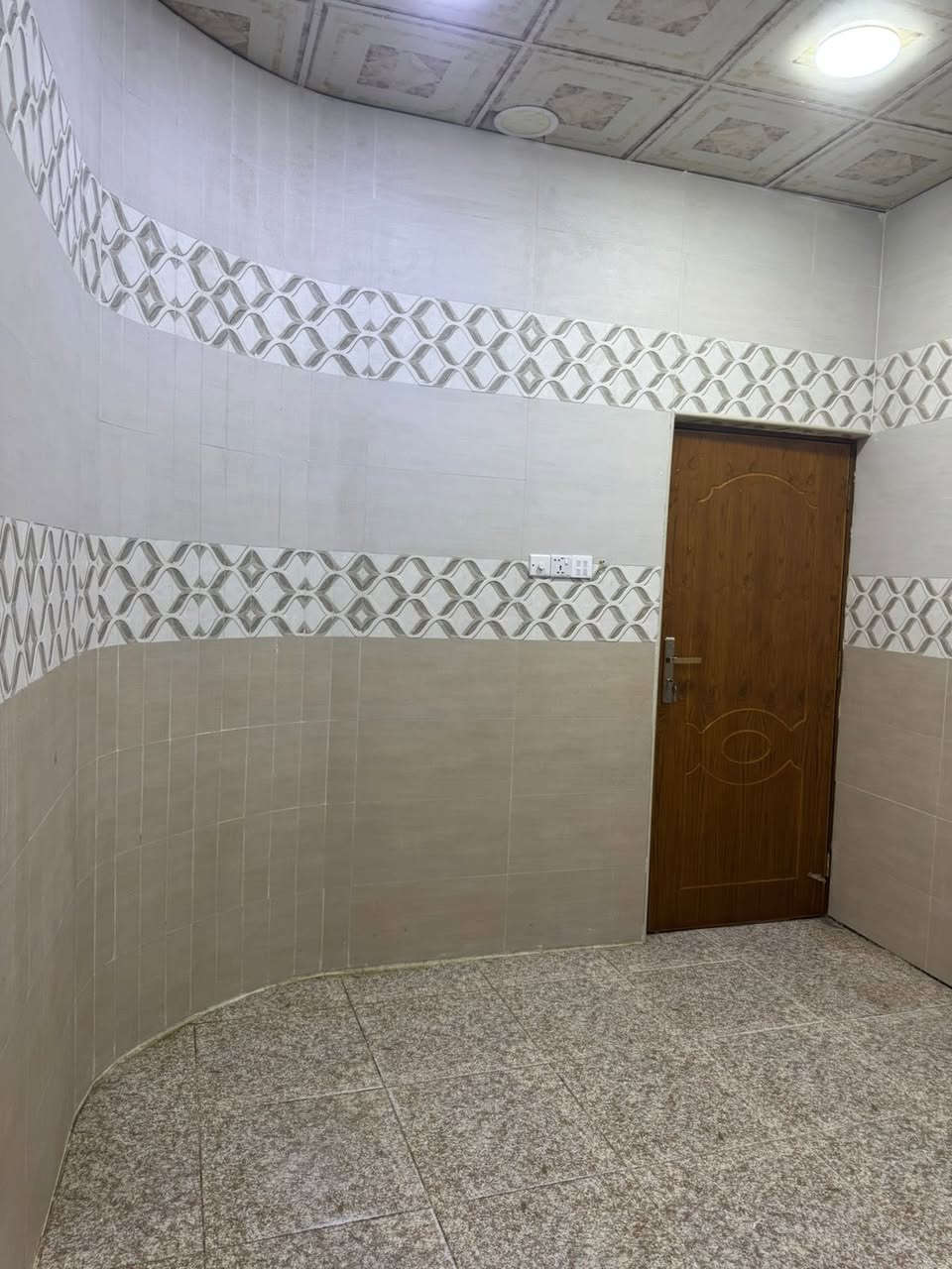 📌 شقة ارضية للأيجار في منطقة مناوي لجم خلف مسبح الجامعه 📌
📌 التفاصيل : غرفتين نوم واستقبال وهول داخلي ومطبخ وصحيات وطارمه ومناور عدد 2 📌
📌 الأيجار الشهري : 500 ألف دينار 📌
للتواصل الاتصال على الرقم واتساب او اتصال 
***********
