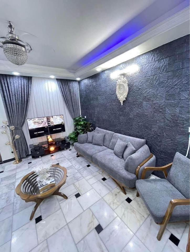 بيت حديث ونظيف للبيع في الوزيرية شارع المغرب
مساحتة واقع حال 80 متر وبالسند 71 ونص

بناء درجة اولى الطابق الارضي طارمة واستقبال ومطبخ وغرفة نوم ومنور عدد 2 وخدمات متكاملة الطابق الاول غرفة وحمام مستقل حديث الطابق الثاني غرفة وحمام مستقل ومخزن

ويحتوي الطابق الثاني على شقة معزولة عزل تام تحتوي على غرفة وحمام ومطبخ ومنور مستقل

ارضية المنزل مرمر طبيعي ويحتوي المنزل على سقوف ثانوية

ونظام اضائة وصحيات حديثة وفق معايير عالمية اقرب نقطة دالة ساحة عنتر

البناء حديث ودرجة اولى للاستفسار الاتصال على الرقم
***********
