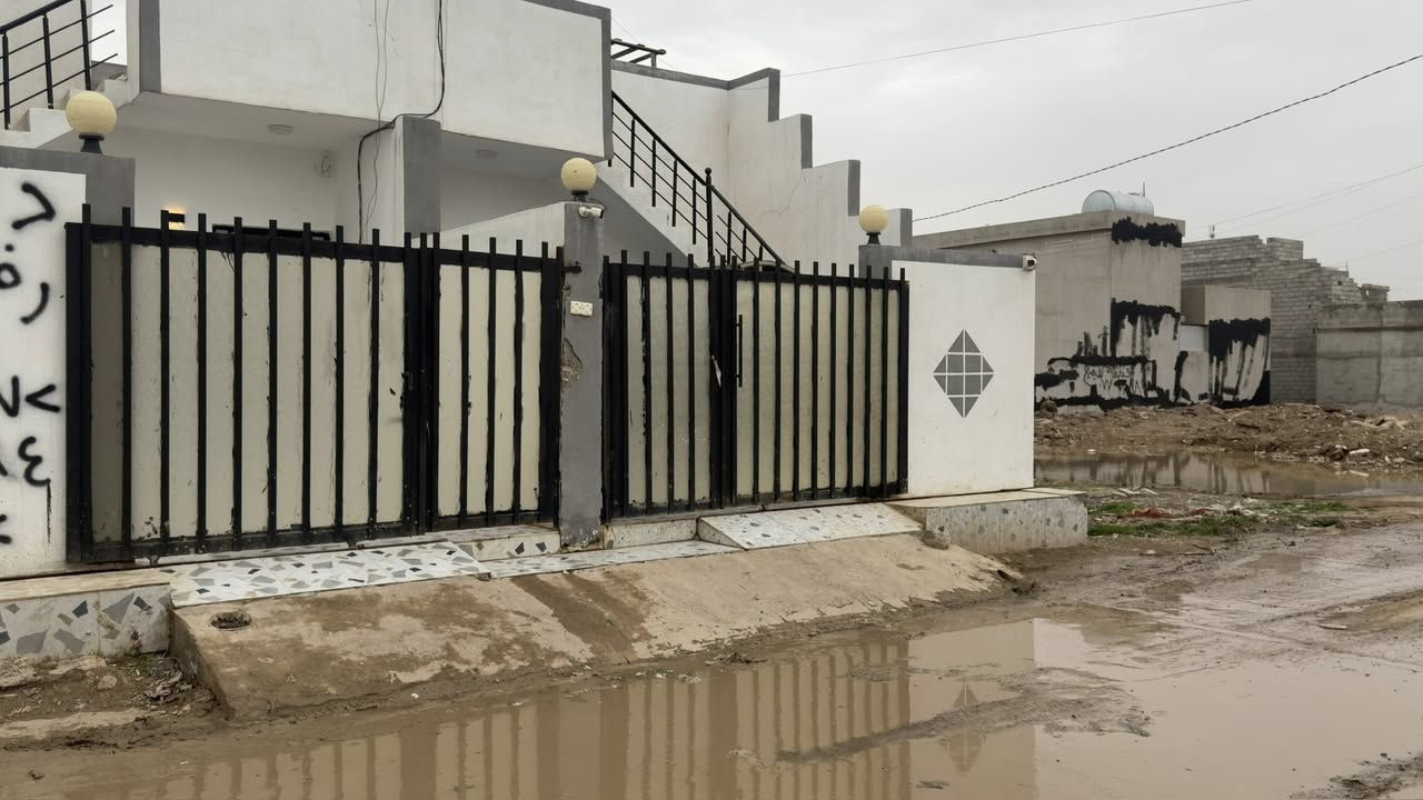 بيت للأيجار مساحة 100 متر بحي بدر قرب مقر الحشد ع شارع المزارع بيه غرفة نوم ومطبخ واستقبال وكراج  ماي وكهرباء وتبليط كامل ايجاره 250 الف ويه الكهرباء وماي للأستفسار ***********
