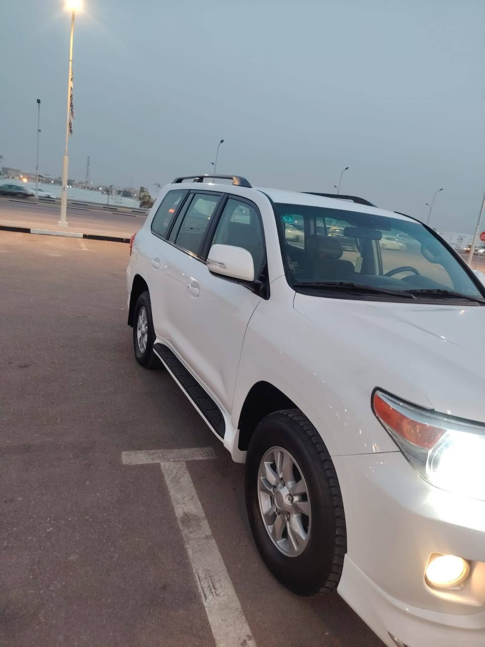 اللهم صل على محمد وال محمد
سيارة كلش نظيفة 
لاندكروز2013🤍 ..... 
رقم بصره  سيارة كلش نظيفة 
كفااااالة عااااامه من كلشي 
فول مواصفات V6 
بصمة فتحه سقف 
3 قطع تبريد 
7 راكب

شاشة كامرا خلفي امامي
سعر 350$ بيها مجال قليل
مكان سيارة البصره القبله📍رقم صاحب السياره ***********
