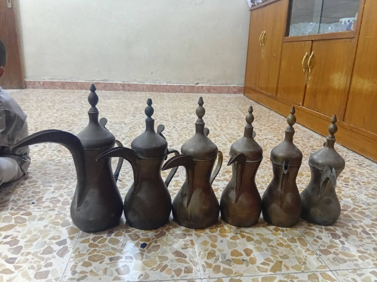 السلام عليكم للبيع دلات قديمه طرق يدوي مختوم عمر العنوان بغداد الدوره رقم ***********
