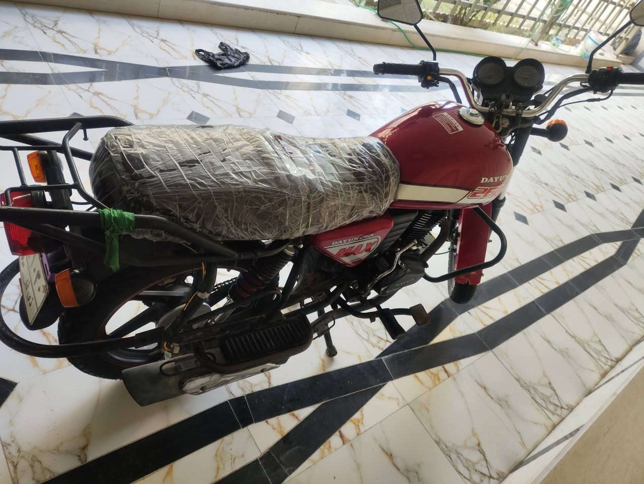 سلام عليكم دراجه دايون نفخ دراجه مفتوحه بوشه وبستم اصليات شرط دراجه خير من الله عزم دراجه جديده ونضيفه حيلل كلشي بيه جديد وتمشي وخير من الله كلشي شغال بيه سلف نكره وحده وهندر اشاير لايت عالي ناصي دراجه مناقصه شي ابدد  مرقمه جاهزه سنويه ثاني يوم باسمك تسجل الرقم *********** والاستفسار علي خاص....
