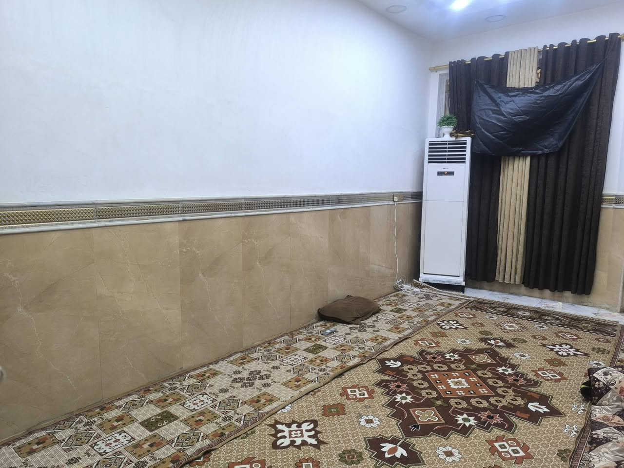 السلام عليكم بيت للبيع بناء حديث  المساحه 130 م عرض 6 ونص ونزال 20 حي العسكري قرب سوك بفرعين والمستوصف طالبقين طابق الاول كامل غرفتين وصاله وستقبال ومطبخ والفوك غرفتين مثل ما موضح بدون ترميم سعر 125 وبيه مجال لشراي رجائن مذكرره كل تفاصيل وكلشي واضح تواصل رقم ***********
