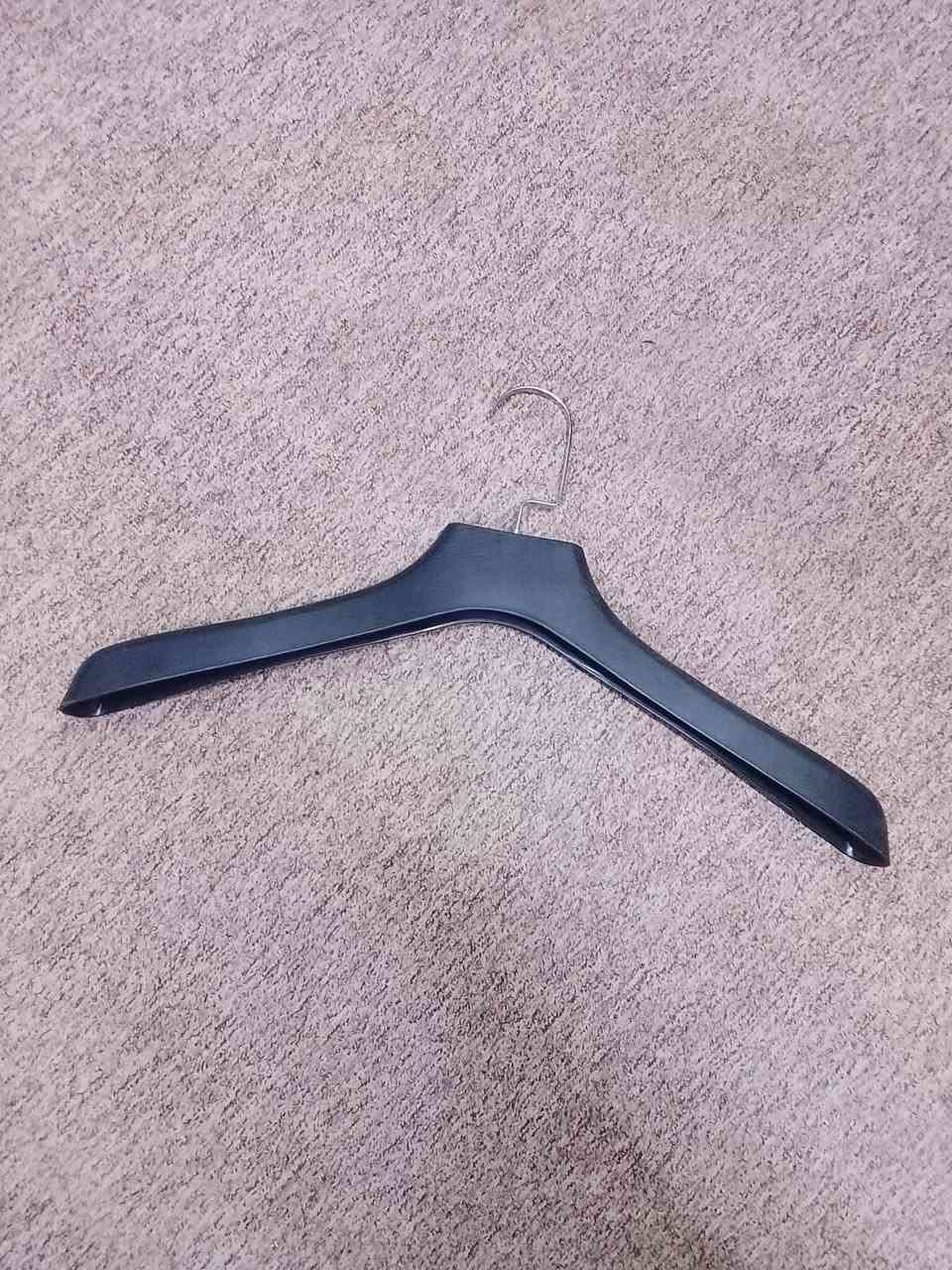 رفوف + تعاليك + استاندات تعليك
للبيع السعر ٣٠٠ 
***********
