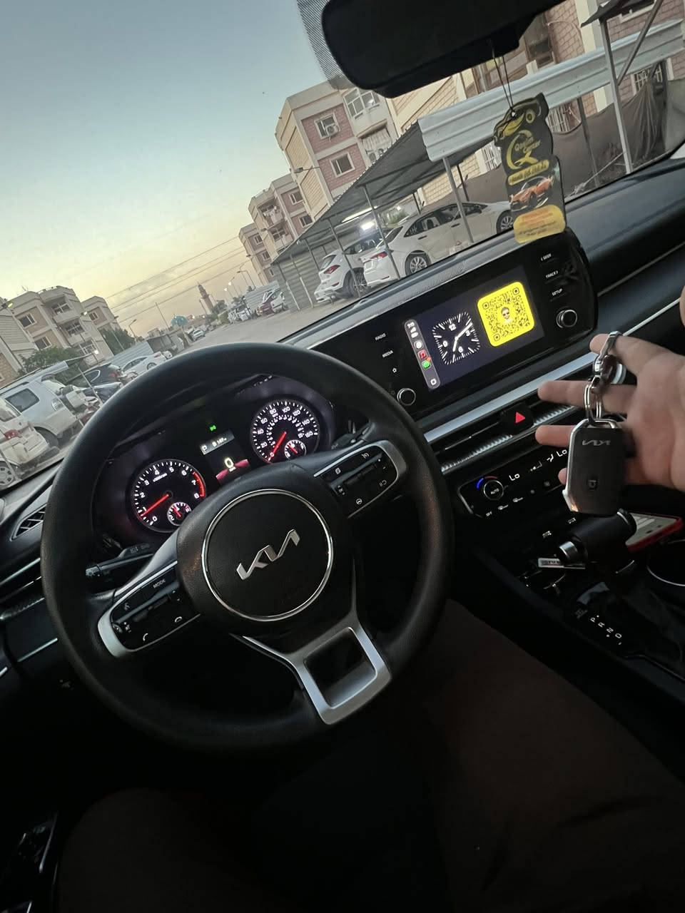 بسم الله الرحمن الرحيم 

كيا كي فايف لون كرزي 🍒 مميز 
🚘 المواصفات:

* محرك 1600 سي سي تيربو اقتصادي وقوي
* ناقل حركة أوتوماتيك
* تشغيل بصمة ودخول ذكي (Smart Key)
* شاشة معلومات وترفيه 
* كاميرا خلفية
* حساسات أمامية وخلفية
* رادارات أمامية وخلفية
* نظام القيادة شبه الذاتية (Lane Following Assist)
* مثبت سرعة ذكي (Smart Cruise Control)
* نظام المحافظة على المسار
* نظام التحذير من الاصطدام الأمامي
* بريك تلقائي أمامي وخلفي
* نظام مراقبة النقطة العمياء
* تنبيه حركة المرور الخلفية
* إنارة LED أمامية وخلفية
* ويل المرغوب
* نظام ABS وESP للثبات الإلكتروني
* وسائد هوائية متعددة
* مكيف ممتاز 
* سيارة جديده وخير من الله ترايك للبصرة .
حدادية گير مكينة كفالة .. سونار مرفق بالمنشور + رصعة بسيطة بدور الجاملغ الخلفي . 
.. رقم الشاصي 5XXG14J25PG204417
.. السيارة بأسمي البائع شخصياً 

اتصال او واتساب فقط على الرقم ***********
