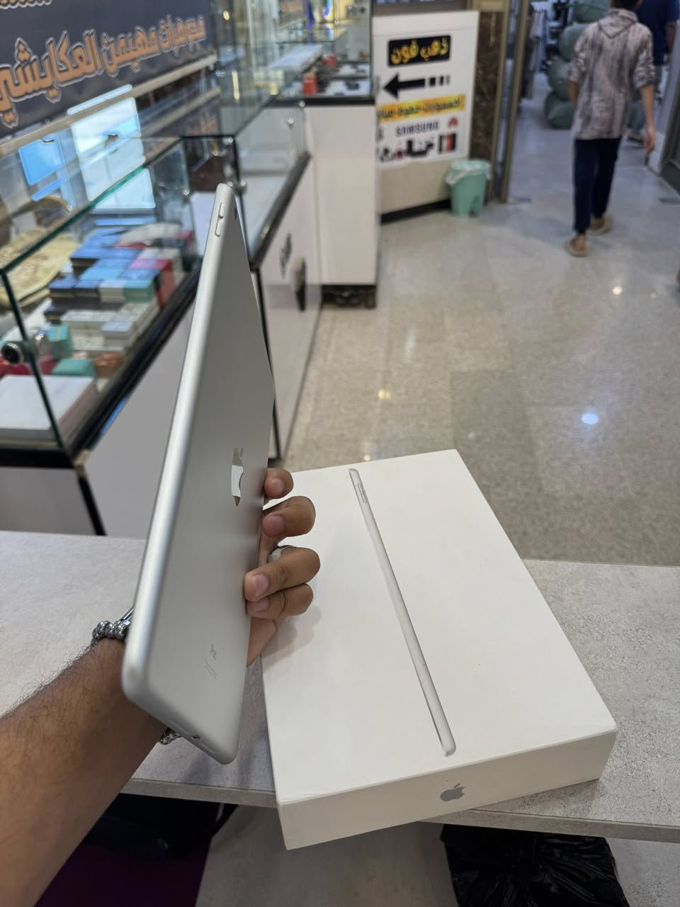 ايباد الجيل التاسع
ايباد ٩ ذاكره ٢٥٦ 
نظافه فوق الملياررر 
شخط واحد مابي شاصي نضيف كلش 
بطاريه ٨٦ 
غراضه كامله شاحنته الاصليه وكارتونته مطابق 
مكاني نجف 
***********
375 وبي مجال 
اي مشكله بلآيباد يرجع
