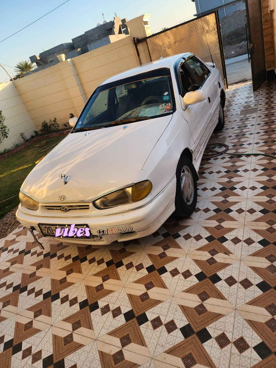 السلام عليكم النتره دمعه موديل 95 كير ومحرك مال سوناته حجم محرك 2000 سياره جديده خير من الله نقصها بس تبريد كير عادي دبل تريشه بدون حادث تخم  تاير جديد  صدر 80 بل 100 زين رقم ديالي جديد شرط التحويل السعر 27 وبيها مجال  مكان سياره ديالي شهربان الوجيهيه اي ستفسار تصال ع الخط ***********
