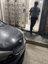 السلام عليكم للبيع  بيت مساحة 82 متر واجهة 5 مدخلين للدار الطابق الارضي صالة ومطبخ وحمام ومنور وغرفة والطابق الاول غرفتين نوم وحمام العنوان حي الحسين قريب على الشارع التجاري والمدارس فرع مرطبات الريان رقم ***********
