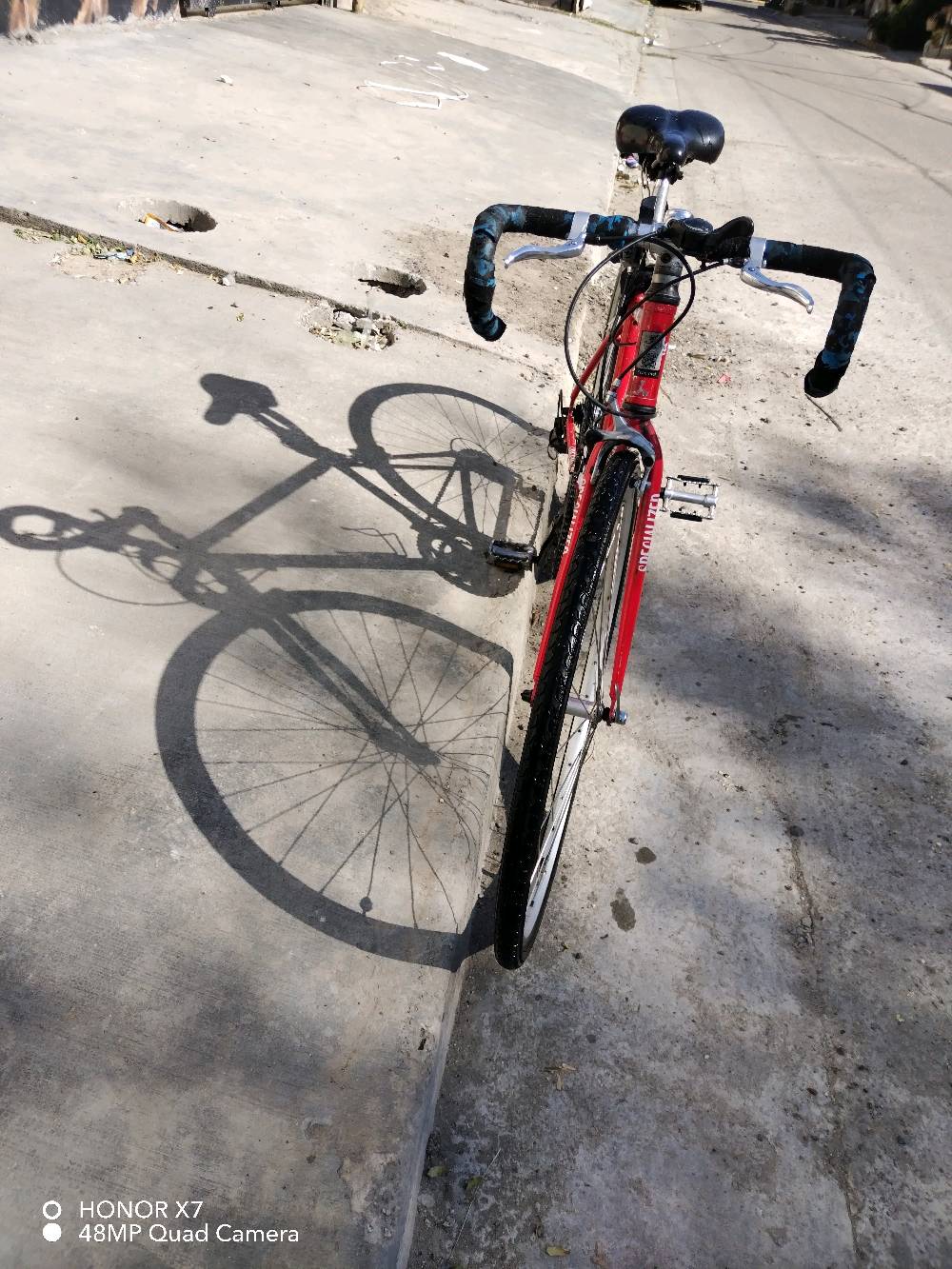 باسكل رود كلاسك حجمه اطار( c700 (28 *32 قياسه فريم xs ٤٨ المنيوم
سيتم بريكات تاكيترو يدات و طواكه
سيستم شيمانو تورني عكرب و نقال و صينيه حجم صينيه( ٥١ و ٣٤ ) سن 
مكينه خلفيه ٧ نمر شيمانو
كامل مكمل مناقصي شي
اطارات كيندا الاصليه جديد
وزنه خفيف سعره١١٠  الف مكان حي العامل بغداد
