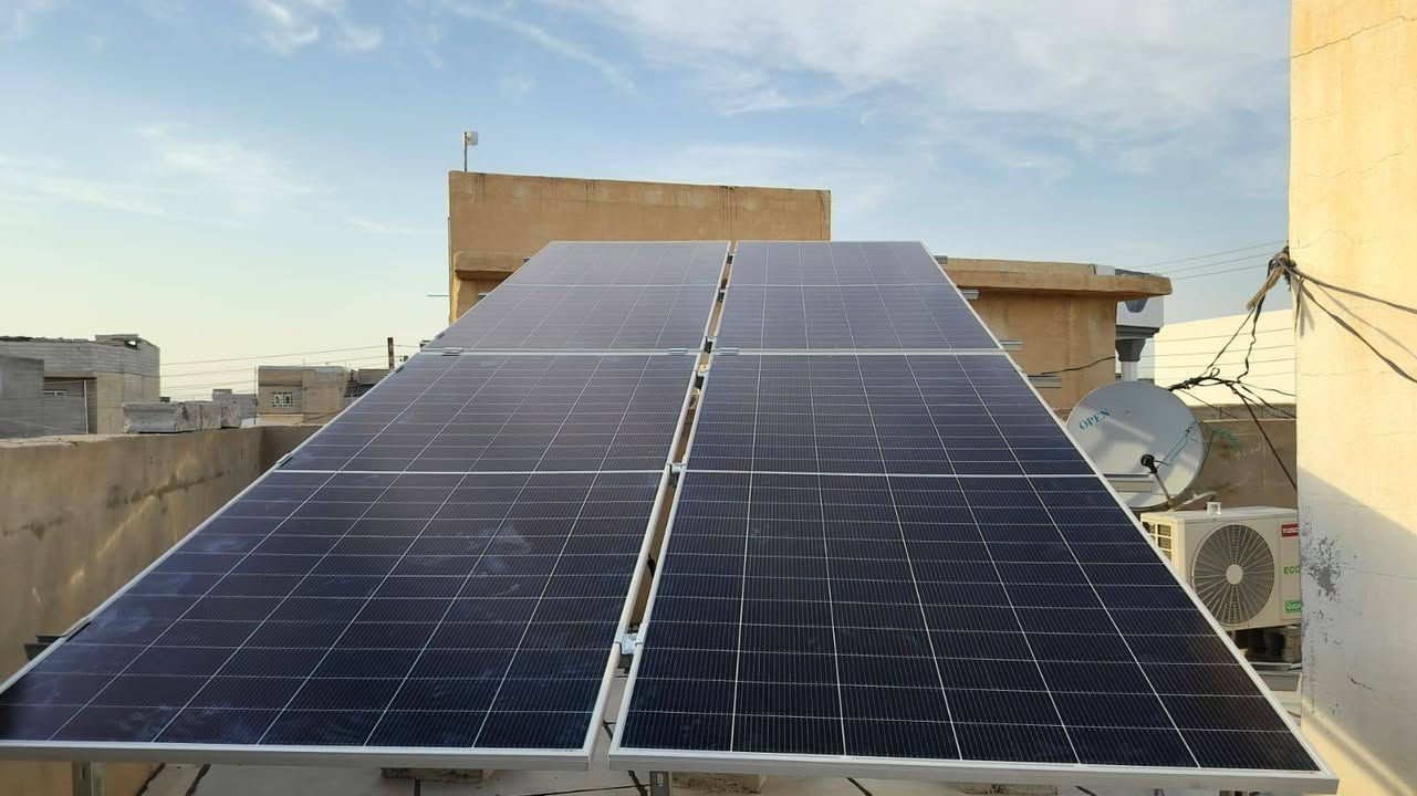 اليوم الخميس الموافق 04/06/2026
تم بعون الله إكمال نصب و تشغيل منظومتين للطاقة الشمسية و تفاصيل هاتين المنظومتين هو كما مبين أدناه:-

*المنظومة الأولى نصبت في #محافظة_ديالى #قضاء_مندلي تجهز 40 أمبير نهاراً و 30 أمبير ليلاً و تتكون المنظومة من:-

1- ألواح Longi عدد 20 قدرة اللوح الواحد 615 واط 
2-بطاريات ليثيوم ماركة شيساج (CHISAGE) عدد 2 قدرة الواحدة 16 كيلو واط و بمجموع 32 كيلو واط
3- إنفيرتر ديا Deye IP65 قدرته 12 كيلو واط مع واي فاي 
4- أجهزة حماية و قواطع ( AC + DC )

*و المنظومة الثانية نصبت في #محافظة_بغداد #قضاء_المدائن تجهز  20 أمبير نهاراً و 20 أمبير ليلاً و تتكون المنظومة من:-

1- ألواح Longi HI-MO X10 عدد 10 قدرة اللوح الواحد 645 واط 
2-بطاريات ليثيوم ماركة ديا (Deye)  عدد 2 قدرة الواحدة 12 كيلو واط و بمجموع 24 كيلو واط
3- إنفيرتر ديا Deye IP65 قدرته 8 كيلو واط مع واي فاي 
4- أجهزة حماية و قواطع ( AC + DC )

مكتب علوم الطاقة #ديالى_قضاء_مندلي

بإدارة كل من / المهندس عمار موسى
                              و يحيى موسى
للإستفسار أكثر الإتصال على الأرقام أدناه
***********
***********

