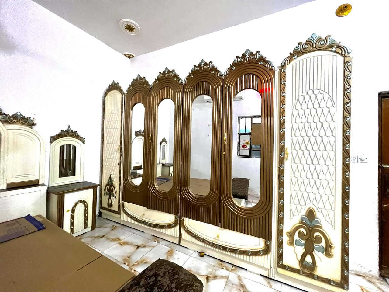 غرفه.  نجاره عراقي.  تصميم تركي.   نضيفه.    
ستعمال قليل.    
البيع.    او مرارس.  بغرفه ازغر سعر البيع مليون و ربع 
حسب القناعه.   
المكان. الناصريه اسكان الصناعي.


**إذا كنت صاحب هذا الإعلان وتريد حذفه لأي سبب، رجاءا أرسل رسالة إلى الدعم الفني**