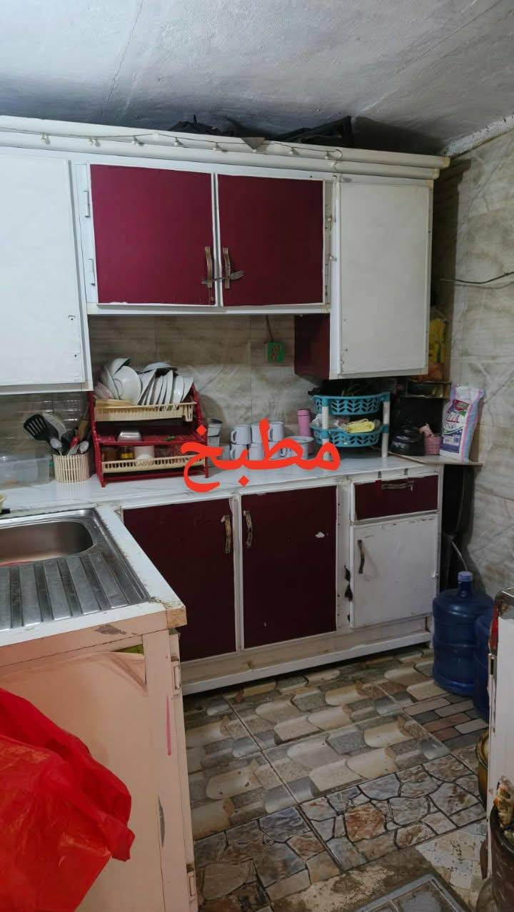 بيت طابو صرف مساحه 80 م حي الوحده شارع كهوة عبيد غرفه + استقبال +صاله + مطبخ + غرفه فوك السعر 58 وبي مجال ***********
