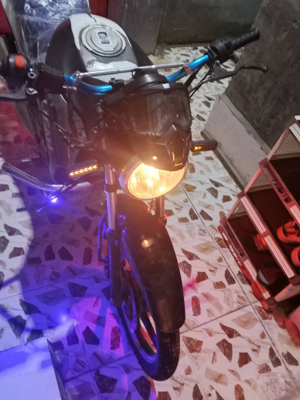 السلام عليكم دراجه نوع ليفان للبيع يرادلها ترتيب بل كشر  مكينه ربع 250 نشاط فول  6 كير كهربائيات كامله ستيرن رياضي درع امامي فدراليات اشاير لد دشبلول الكتروني للبيع او مراوس بأي شي بس ماريد رص للأستفسار (***********) بي واتساب
