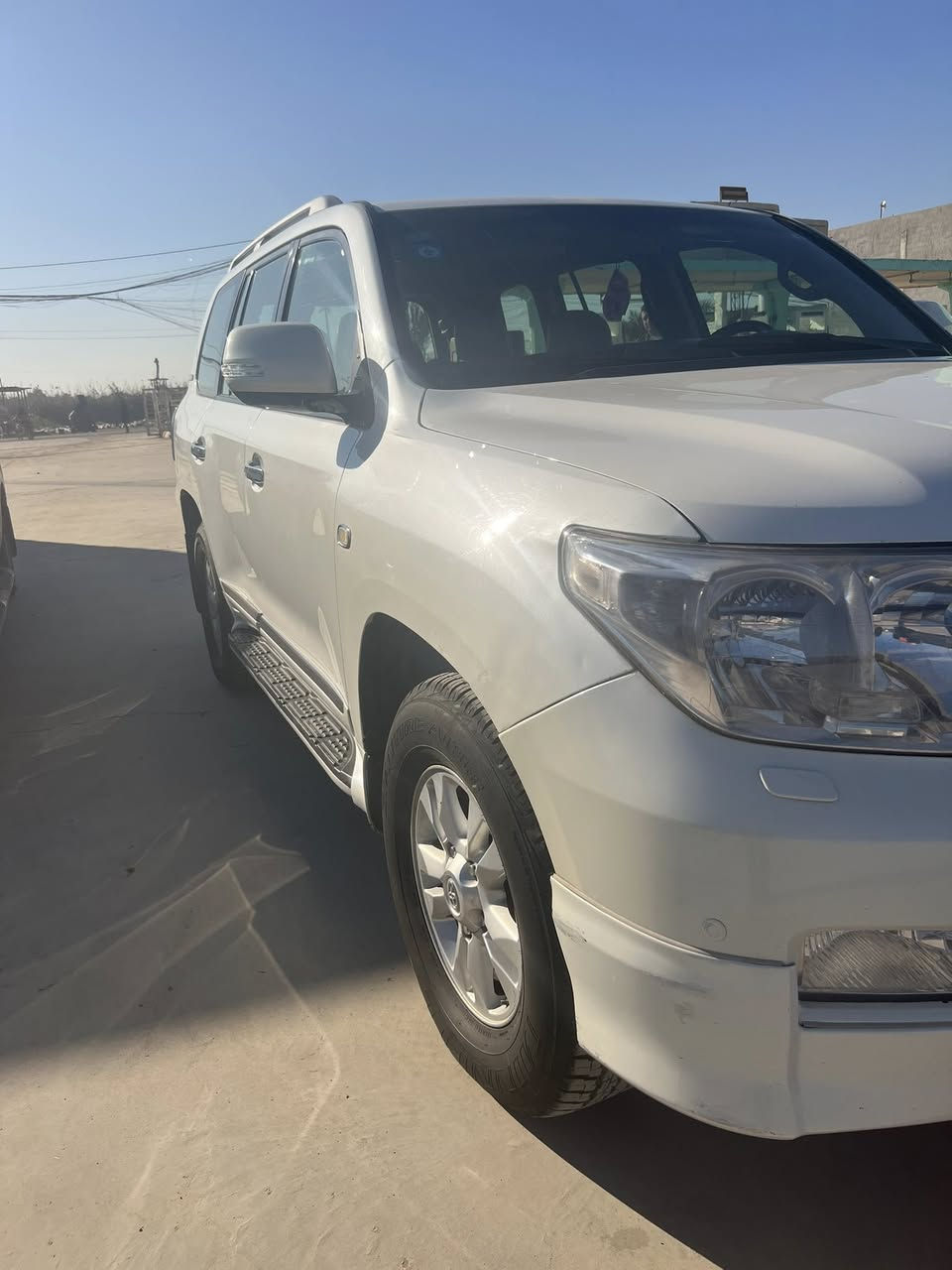 سلام عليكم لاندكروز ستينيه اصل سياره جديده مكفوله من الصبغ عدا بارد قليل بالچاملغ الأيمن طخم تاير وصدر جديد السعر ٣٣٥٠٠$ اتصال ***********
