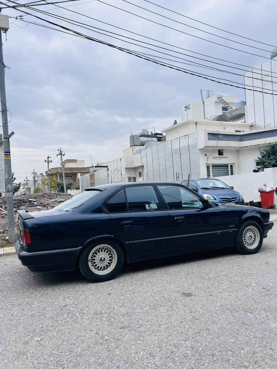 للبيع بي ام 525 بلاد موديل 1990 محرك كبس ديجيتال  رقم سليمانيه رقم و سنويه جديد شرط تحويل كير اوتوماتيك كير محرك بشرط مواصفات عدا سلايت تبريد ثلج 🧊 شغال قطعتين غرفه حلو ٢ جام كهربائي شبر حار بيها جاملغ خلفي بدون شواصي و دواخل شرط سياره احلي من صوره للاستفسار ازيد اتصل ***********
