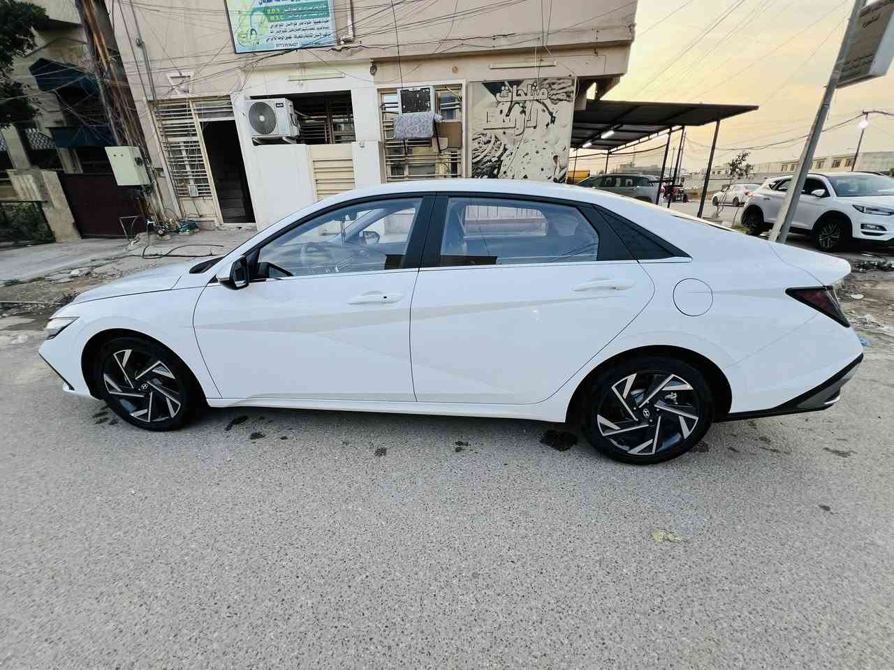 السلام عليكم
النتره لبيع موديل 25 شكل خليجي دبل نوزل محرك 1500
سياره جديده بياه شخط بل باب الايمن وشخط بل دعاميه بصيط موضح بل صور 
مواصفات 
1 مري شفط + ترحيب  
اشاير بل مري 
حساس امامي خلفي 
فتحت سقف 
3 انضمه قياده ايكو اسبورت اسمارت و عادي 
تحكمات استيرن 
كشنات جلد اسود 
كامره 
شاشه كار بلي 
تبريد قطعتين 
هند بريك دكمه 
مانع انزلاق 
صندوق ذكي 
باقي المواصفات معروفه 
ماشيه 6000 
سياره جاهزه من كلشي والحمدالله رقم بغداد بسمي تحويل ثاني يوم بغداد الشرطه الرابعه  
السعر 157 وبيها مجال بصيط 
رقم ***********
