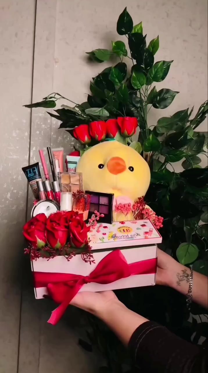 بطة صفراء كبيرة الحجم ولطيفة جداً، تعطي لمسة دافئة للهدية.🐥
باليت صغير بألوان بنفسجية.
باليت كنتور أو إضاءة بـ 6 خانات.
كريمات الأساس والوجه:
كريم أساس Maybelline Fit 
برايمر Maybelline Baby Skin لتنعيم البشرة.
مجموعة من أرواج "ليب غلوس" بألوان مختلفة (أحمر وفوشي ونود).
أقلام تحديد عيون (آيلاينر) وكحل.
علبة رموش صناعية.
زيت أو سيروم للشفاه (Magic Oil).
مع كارت حسب العبارة لتريدها🎁

#هدايا 
#هدايا_حب 
#هدايا_عيد_ميلاد 
#هدايا_تخرج 
#اكسبلوررررر_تفاعلو_لايك_متابعه


**إذا كنت صاحب هذا الإعلان وتريد حذفه لأي سبب، رجاءا أرسل رسالة إلى الدعم الفني**