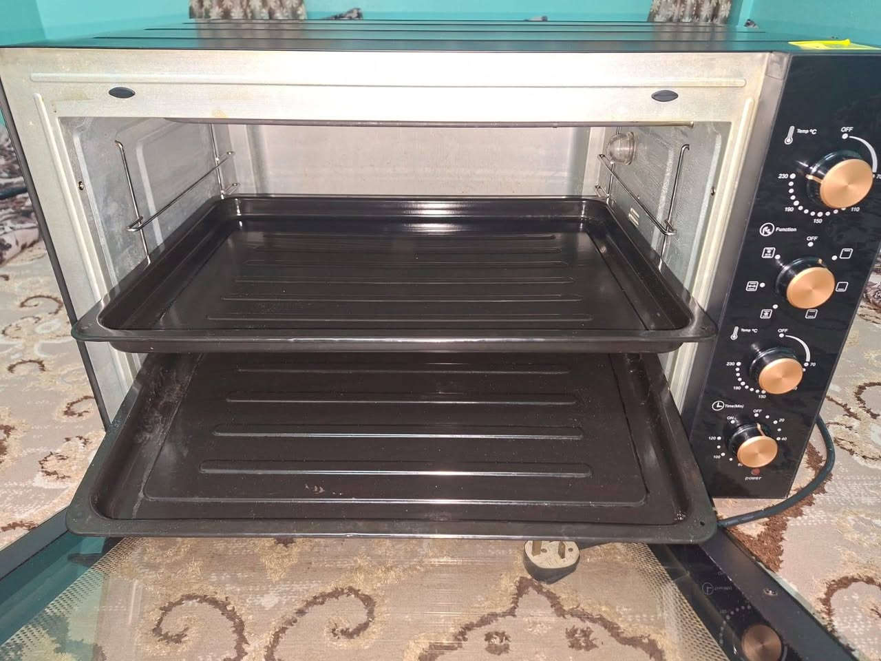 فرن للبيع بكامل ملحقانه مستخدم اقل من شهر  السعر 170 الف 
***********

