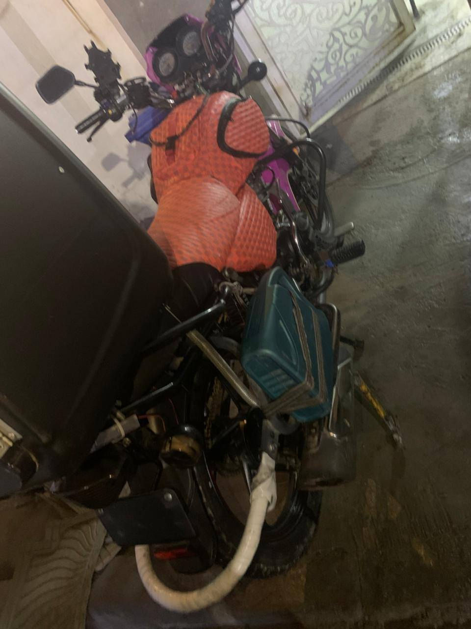 سلام عليكم دايون نفخ كلاسك لون وردي مميز مديل ٢٢ نهايت السنه يعني ٢٣ اوراق اصولييي يعني بوجهك ترقم دراجه كلش حلوه عليه هواي اضافات مثل بلوجكترات + زنون + بك لايت فدرالي + اشاير بيهن سكن وأشاره + زنجيل ربل اصلي ياباني 
الدراجه كلش حلوه معايزه شي ابد 
(ملاحضه) الدراجه بيه لاستيك ولف الصبح من اشغل تطلع دخان ابيض خفيف من تحمه تكطع علمآ لا تنقص ولا تنضح ولا تبخر من تحمه 
عنواني بغداد الامين السعر (مليون و٣٠٠) وبيه مجال من تجي ماخيبك الهاتف *********** 
اسف عل الأطاله
