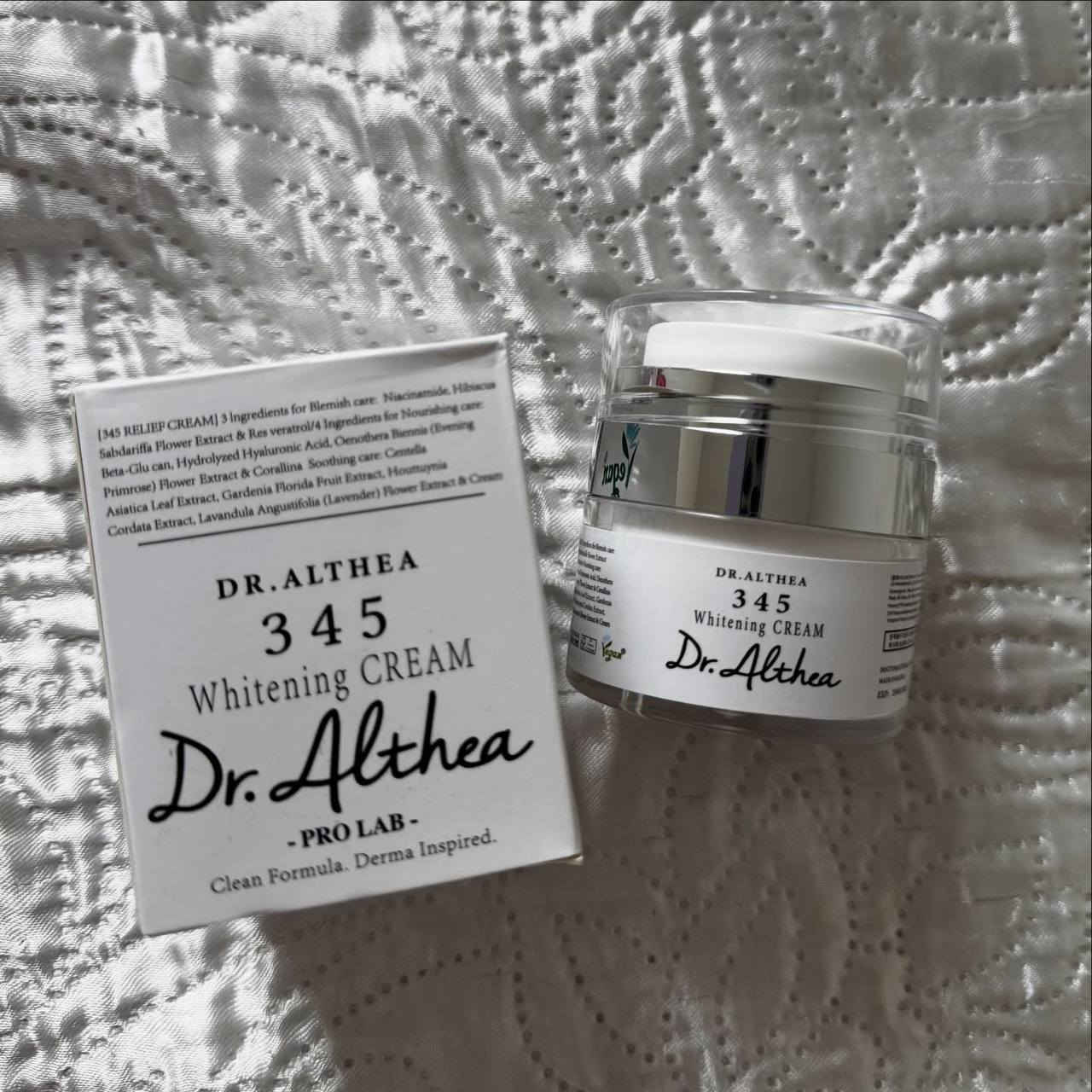 🌸 كريم Dr. Althea 345 Whitening

 💓 Cream هو كريم مرطب للوجه مصمم لتفتيح البشرة ومعالجة البقع الداكنة

💓 يحتوي على النياسيناميد ومستخلصات نباتية مثل مستخلص زهرة الكركديه والريسفيراترول لتقليل البقع وتوحيد لون البشرة، بالإضافة إلى حمض الهيالورونيك للترطيب🩵
الفوائد: يهدف إلى تفتيح البشرة، تقليل البقع الداكنة، وتوفير الترطيب. 
✔️ الاستخدام:
 يُوضع بكمية مناسبة على طول ملمس البشرة بالتساوي ويُربت عليه لامتصاص أفضل. 
 يتميز بتركيبة نظيفة 
مناسب لـ: يُعتبر مناسبًا للبشرة الحساسة والمعرضة للالتهابات
المنشأ كوريا الأصلي 🇰🇷 
 
📌 يتوفر توصيل جميع محافظات العراق ٤ ألف


**إذا كنت صاحب هذا الإعلان وتريد حذفه لأي سبب، رجاءا أرسل رسالة إلى الدعم الفني**