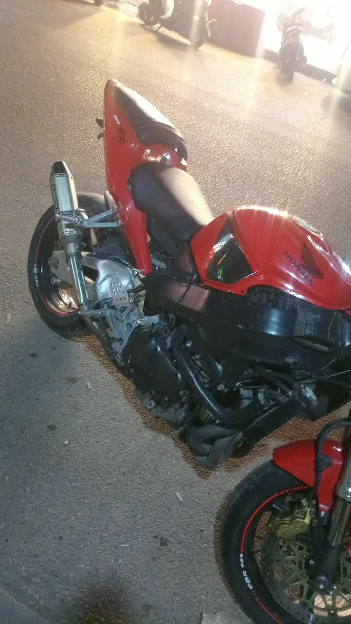 سلام عليكم 
///فل 954 دراجه اوراق ///
بطاريه اصليه ام المحلول ودهن جديد بدلت هوه ولفلتر امزويل وصالنصه بيهه اصليه شوفت عينك وصوت طرب بيهه تايرات جدد كفراتهه نضافتهن 99% حرفيا نضيفات كلش ودراجه كلش نضيفه ضفيرتهه نضيفه كلش مبيهه اي چطل وبلاديه كلشي شغال بيهه ودراجه كلش قويه بيهه تزويدات بس الدمرهه بيهه صوت يطغ قوي تجي تفحص وتشوف (((ركز صوت يطغ بيهه قوي وديتهه اربع مصلحين اخير شي طلعت روحي منهه لان اليطغ تصليحه غالي ماعدي فلوس)))
دراجه للبيع او مراوس حسب القناعه يفضل بطح حته لو فرق بسيط انطي 
عنواني بغداد موجود علخاص تواصلو وياي وميكون خاطركم اله طيب


**إذا كنت صاحب هذا الإعلان وتريد حذفه لأي سبب، رجاءا أرسل رسالة إلى الدعم الفني**