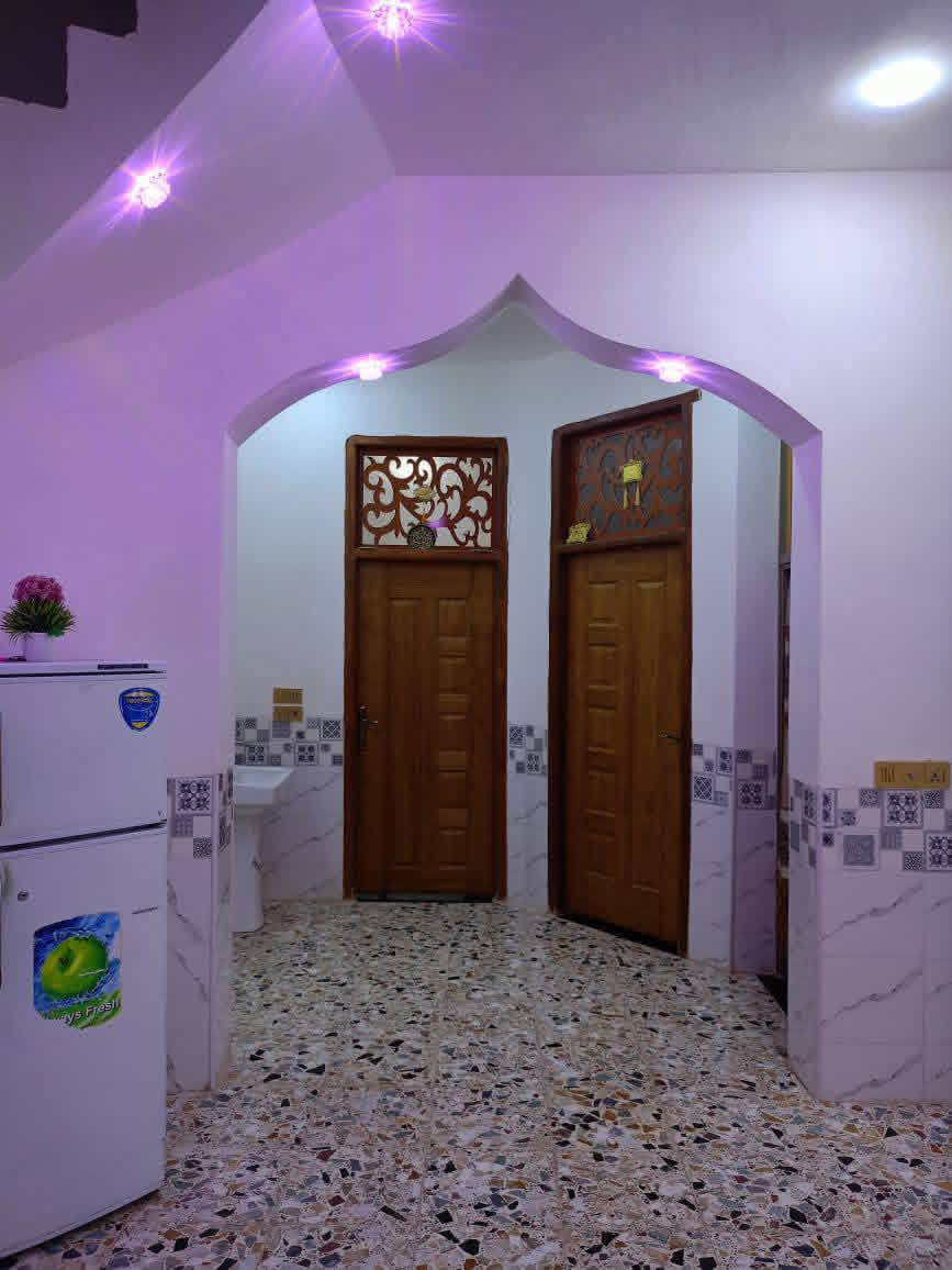 الدار للبيع في حي الحشد مجاور بنانزين خانة وادي السلام شارع الحي وتنزل ع شارع زين القوس الجوبة المساحة 200م طابقين وجه البيت قريب ع شارع العام  بظهرة شارع 20 مطلوب إسكان حوالي 42ونص باقي عليه تتحول ع المشتري اذاتم الاتفاق يبعد عن سايدين200م
غرف نوم 4 مساحة5في 4 احدالغرف. عوزها بس لبخ صاله 9في 4ونص مطبخ حاربارد5ونص في4ونص  استقبال7ونص في4ونص بناء حديث 2024
للأستفسار***********
