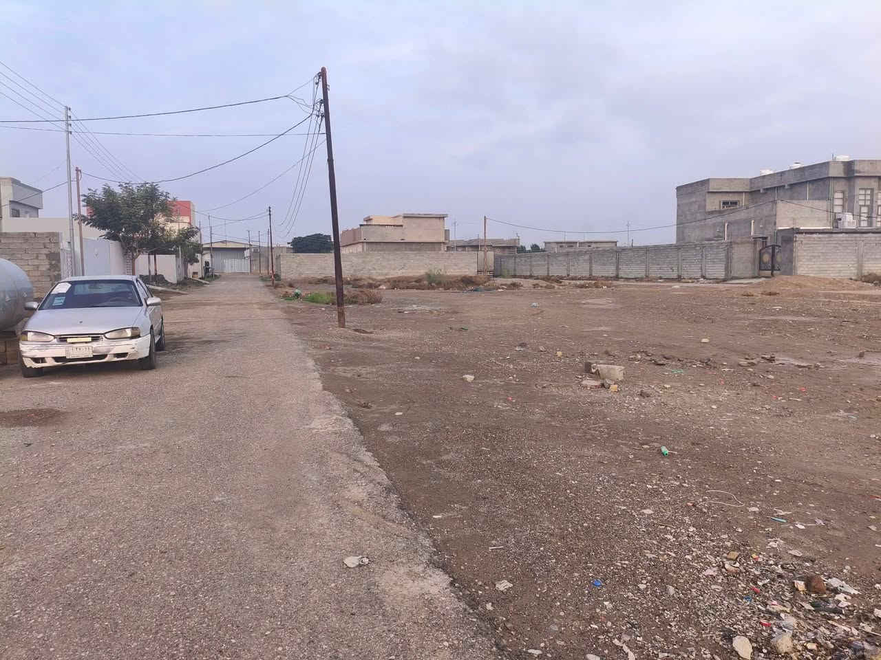 السلام عليكم يوجد قطعه ارض زراعيه قرب مدخل زهيرات الجديد كما في الصور
مساحة الارض 200 متر 
الفراع مقابل لافته شركة انوار البراري
شارع امامي وشارع خلفي
كهرباء ماء زراعي 
شارع محمد صالح 
مقابل السيارة السيفيا ومقابل البيت الملبوخ 
للاستفسار ***********
