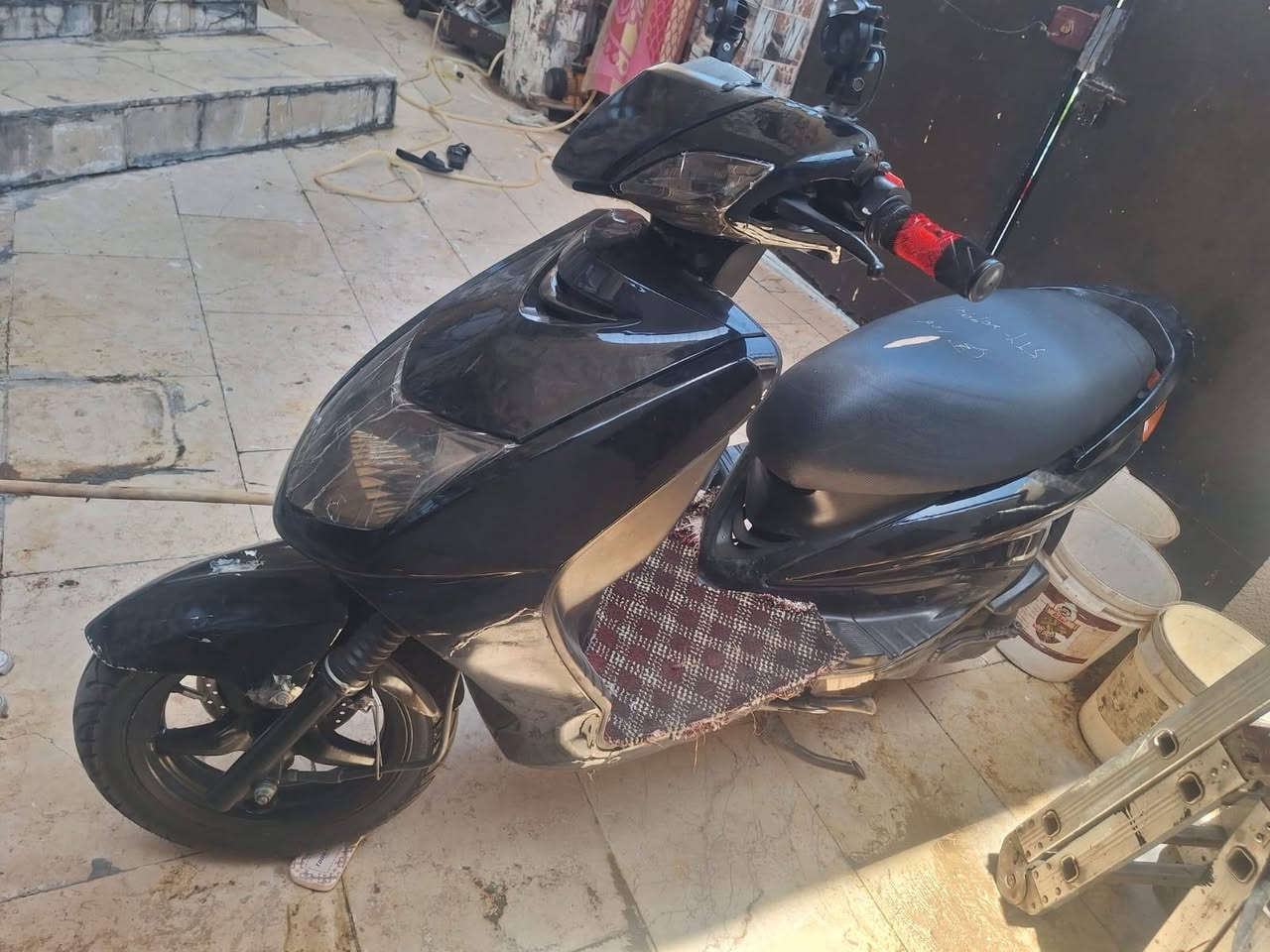 🏍️ للبيع دراجة سكنس ياباني (نثية) 🇯🇵
الدراجة بحالة ممتازة ومحافظ عليها، وتعتبر فرصة للي يدور النظافة والقوة! 💪

​📝 المواصفات والمميزات:

​المحرك: مكفول، برغي ما مفتوح بي (شغل نظيف). 
✅ ​الكهربائيات: كل شي بيها شغال تمام. 
💡 ​الحالة العامة: دراجة تخبل وسريعة، وعناية خاصة بنظافتها. ✨ 

​⚠️ ملاحظات بسيطة:

​الكفرات مصبوغة باللون الأسود. 🖤 ​
كيج السرعة يحتاج تصليح (عاطل). 🛠️ ​
كيج البانزين شغال 100%. ⛽ 

​💰 السعر: 600 ألف دينار عراقي، وبيها مجال قليل للطيبين (للشراي). 🤝

​📍 الموقع: كربلاء - حي الحر. 🚩

📞 للاستفسار والاتصال: ***********
