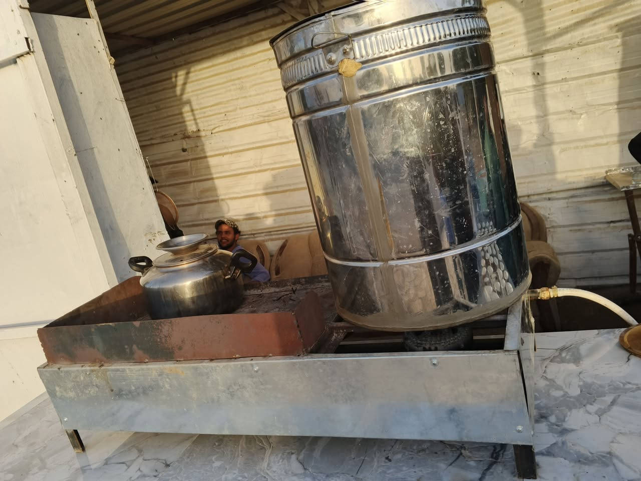 السلام عليكم غراض مال چاي كامله وجنبر وقطعة ضوئيه وكتالي ماموجودات بلتصوير الجنبر ما سويتله شكف بس قواعد السكف موجوده بس اتركب سكف للبيع ***********
