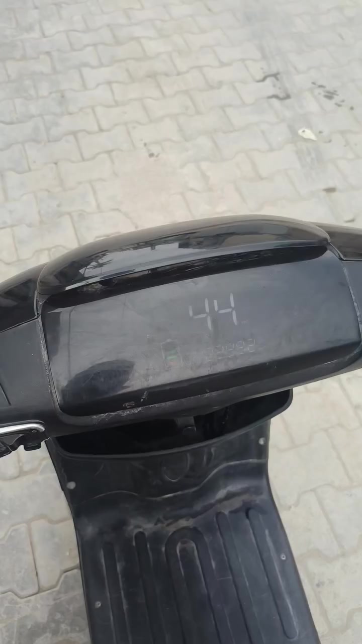 السرعة القصوى: يمكن أن تصل السرعة إلى 70 كم/ساعة.
المسافة المقطوعة: تقطع مسافة تصل إلى حوالي 40 كيلومتر بشحنة واحدة.
المحرك (الملف): قوة المحرك تبلغ 1,200 واط.
الميزات الإضافية: تحتوي على ميزات مثل تشغيل بالبصمة عن بعد، أضواء أمامية وخلفية (LED)، هورن، إشارات جانبية، ودواسات للراكب الخلفي، بالإضافة إلى نظام قفل حماية ضد السرقة.
عنوان بغداد 
موجود بفيس


**إذا كنت صاحب هذا الإعلان وتريد حذفه لأي سبب، رجاءا أرسل رسالة إلى الدعم الفني**