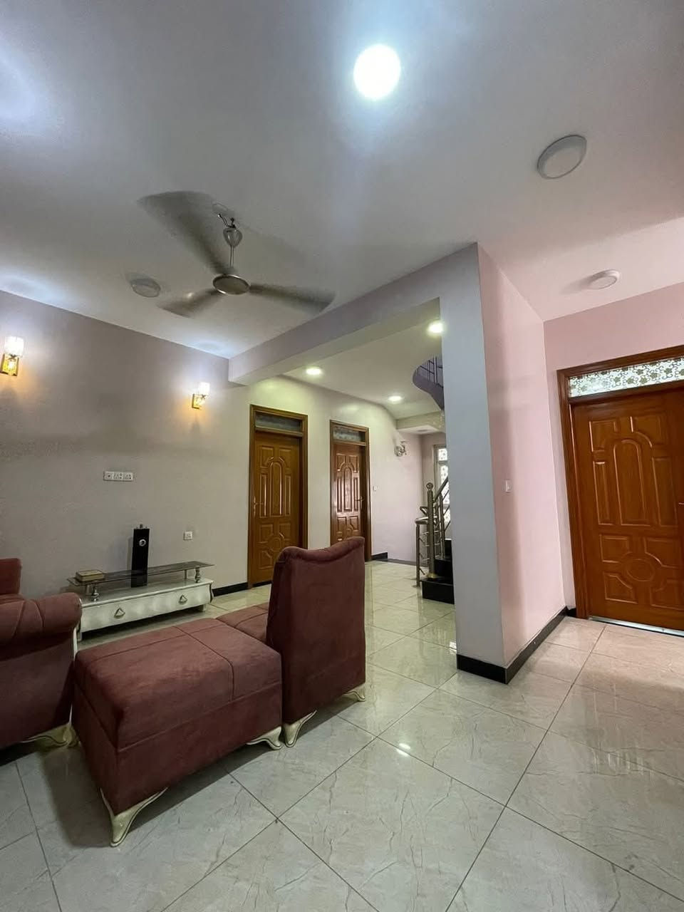 🔴 للبيع بيت مساحة ١٣٥ م
يتكون من : 
- الطابق الارضي يحتوي على غرفة نوم ومطبخ مفتوح وحولي وصالة وحمام غربي وحمام شرقي مع مناور عدد ٢ 
- الطابق الاول يحتوي على حولي و٣ غرف نوم وحمام وحمام شرقي 
- الطابق الاخير يحتوي ع غرفة مخزن(بيتونه) والسطح

موقع البيت الحرية / دباش / ع الشارع العام الرئيسي المؤدي الى اعدادية الحرية وساحة عدن وتقاطع شارع بستان الچلبي 
للاستفسار عن السعر الاتصال على الارقام 👇🏻 
*********** 
***********
