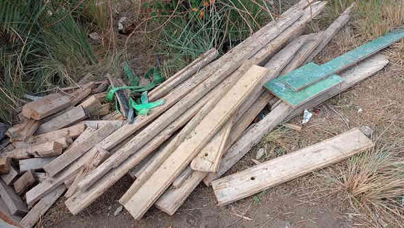 سلام عليكم خشب للبيع من ضمنه بلاويد كميه كلش هواي نضيف عنواني بغداد ابو غريب ***********
