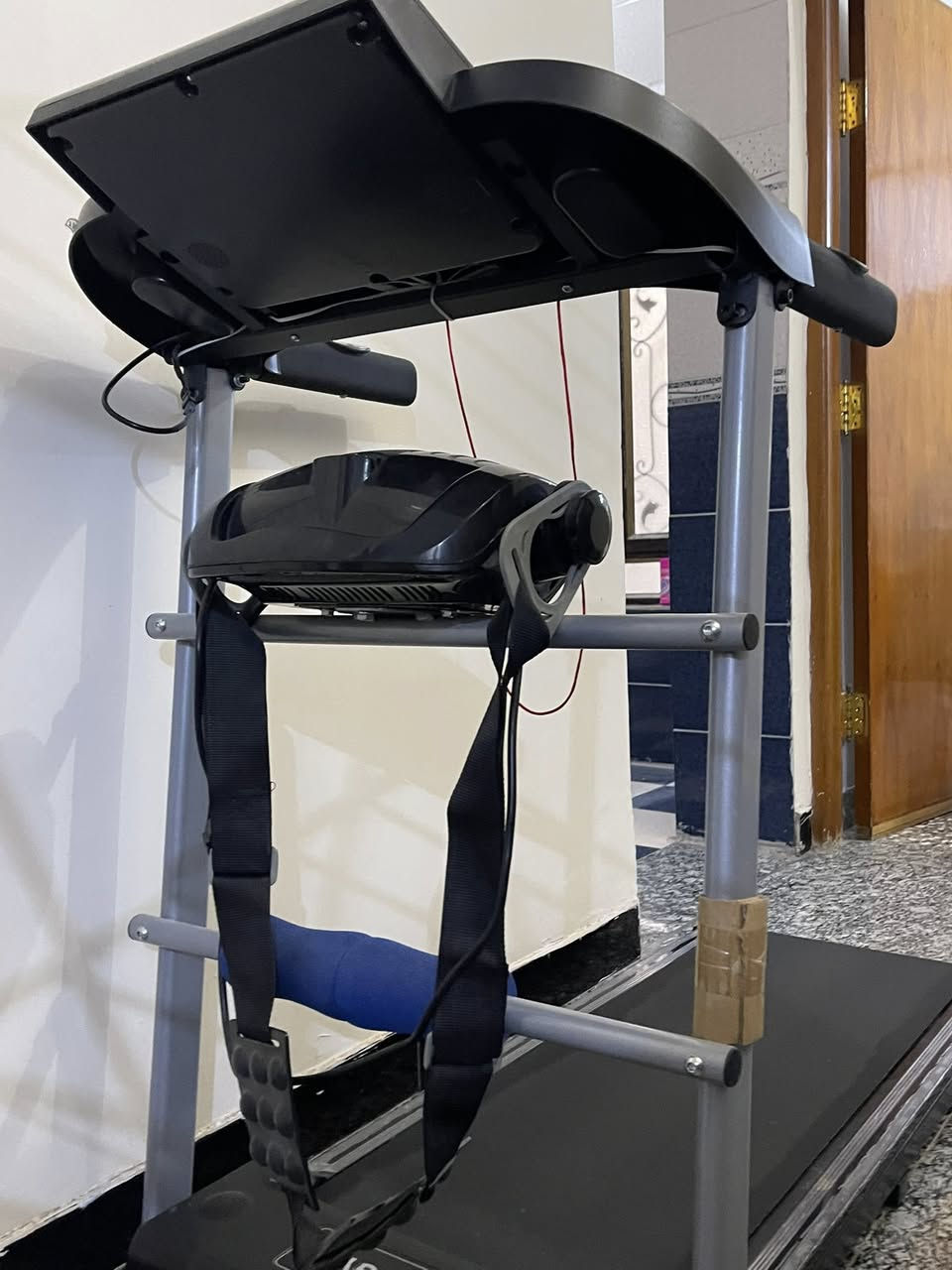 سلام عليكم 
1-جهاز جري كهربائي هاوس جم اصلي استعمال جداً قليل يطبك وينضم بسهوله حته بطاقه الضمان موجوده يتحمل وزن 120 كيلو سرعات متعدده قياس نبضات القلب عدادات فول مواصفات وبي رجاج بطن ماخذه جديد ب325 اريده ب250 وبي مجال 

2- جهاز الغزال الطائر ميكانيكي اصلي وحساسات بي يطبك وينظم بسهوله ماخذه جديد ب100 اريده ب65 الف فقط 

مكاني بغداد حي الجامعه ***********
