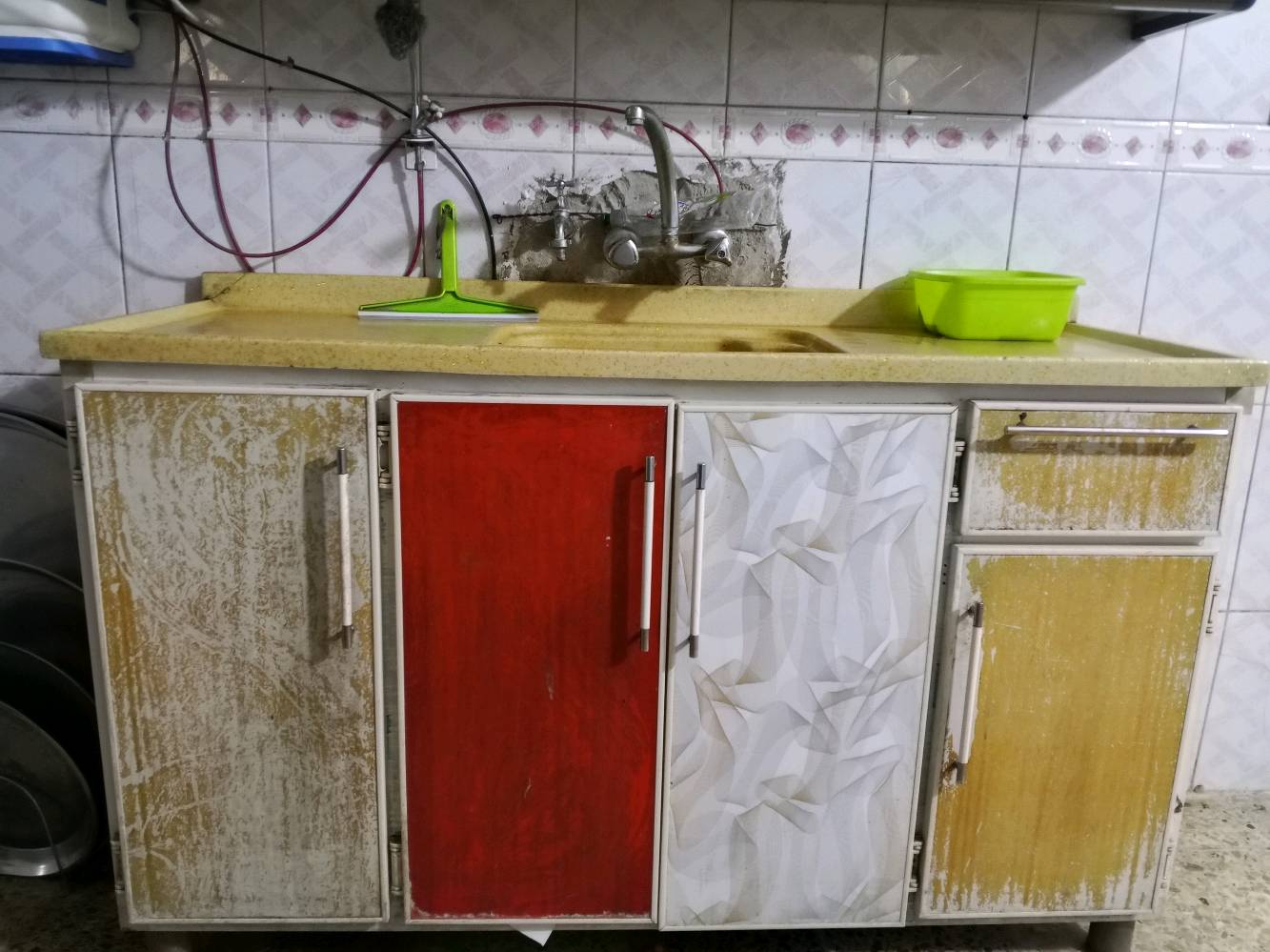 

عندي مطبخ ألمونيوم متكون من خزانات علوية وسفلية جاهزة للبيع. التصميم يتميز بلونه الرمادي مع واجهات تشبه الرخام تعطي شكل عصري ومرتب.

موصفاته:
- دواليب بواجهات زجاجية للحفظ والتنظيم.
- مجلى عملي مع مساحة تخزين سفلية.
- مناسب لأي مطبخ حديث.

الغرض بحالة جيدة ويمكن استخدامه مباشرة بعد الشراء.