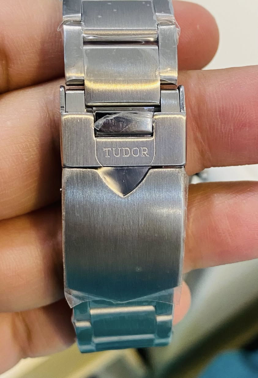 ساعة Tudor Black Bay (تيودور بلاك باي)
تعمل الساعه بحركه اوتوماتيكيه .

بقطر 41 مم وهي مصنوعة من الفولاذ المقاوم للصدأ.

مقاومة الماء: تصل إلى 200 متر (660 قدمًا)، مما يجعلها ساعة غوص احترافية.

إطار دوار أحادي الاتجاه مع قرص مدرج بـ 60 دقيقة من الألمنيوم المؤكسد الأسود.

ميناء أسود مقبب مع مؤشرات مضيئة.


**إذا كنت صاحب هذا الإعلان وتريد حذفه لأي سبب، رجاءا أرسل رسالة إلى الدعم الفني**