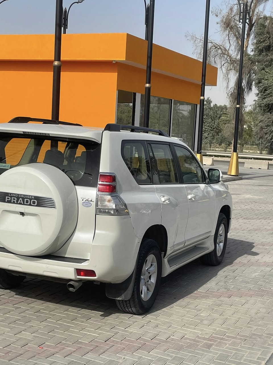 سلام عليكم برادو 2012 للبيع رقم أربيل بأسمي ماشيه ((106)) كيلو مابيها صبغ الشراي يتصل مامتواجد على الفيس بوك *********** دكتور يوسف
