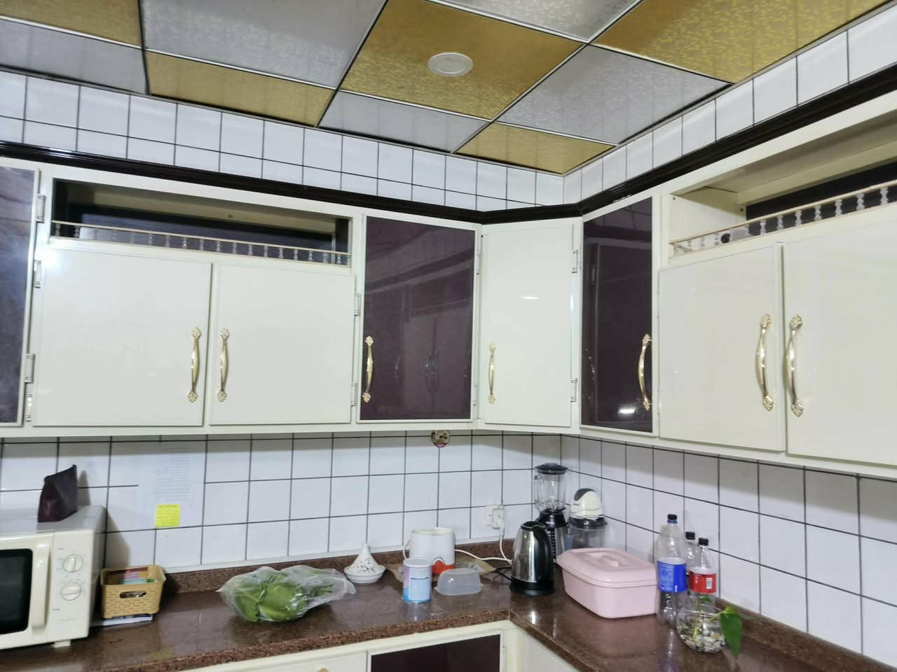 كاونتر تزكام مرمر طبيعي
وتخم 10مقعد تزكام 
وثلاجه اكبر حجم
 فرن كهربائي 
الشراي يتصل ***********
