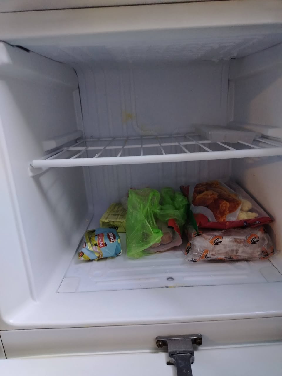 ثلاجه ١٢ قدم سعره ٢٠٠الف رقم الهاتف ***********
