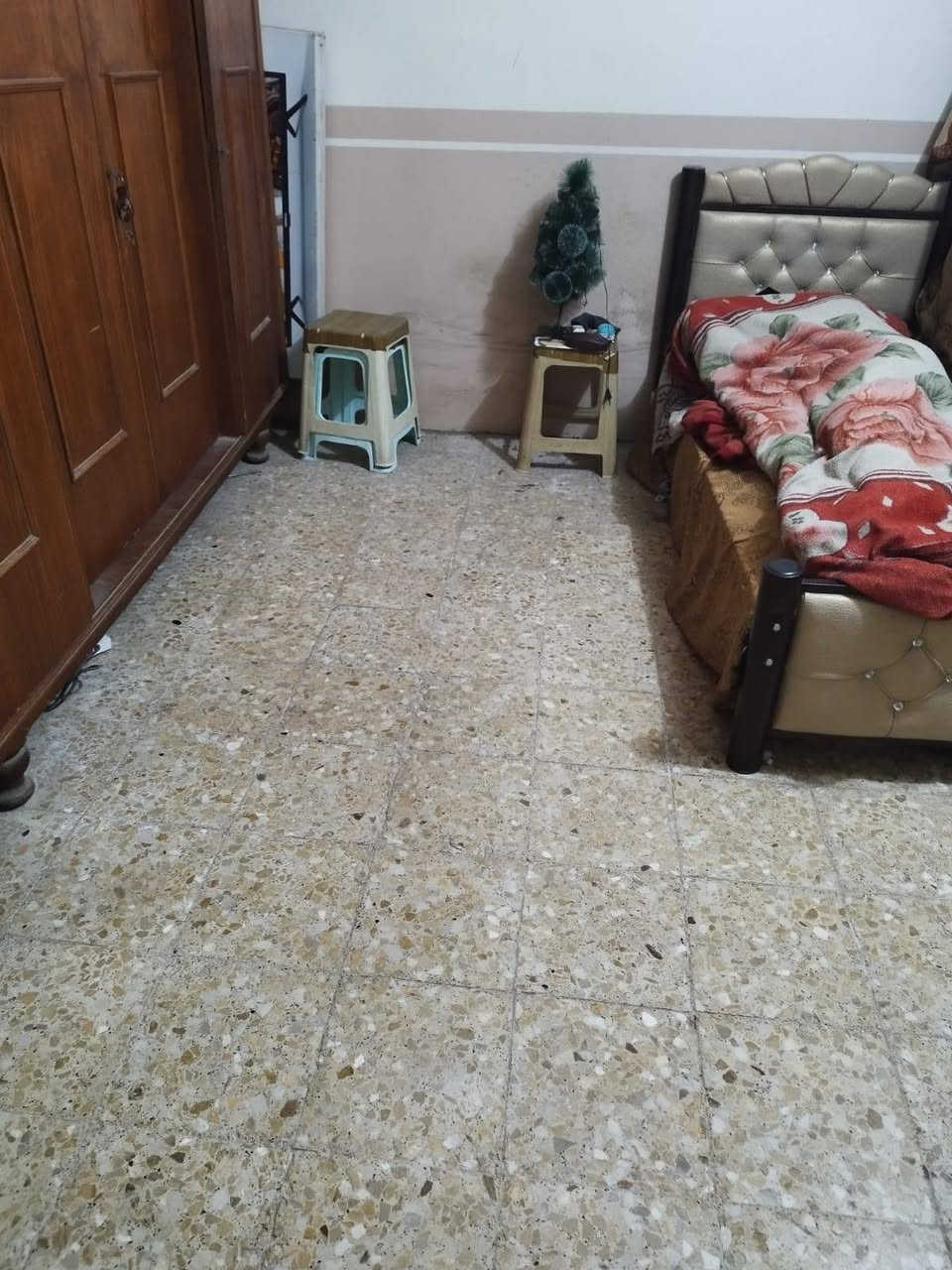 بيت للبيع النجف المناذرة 
مساحة150 ( استقبال وصالة وغرفتين ومطبخ حار وبارد ومساحة خارج البيت مع الصحيات)

***********
