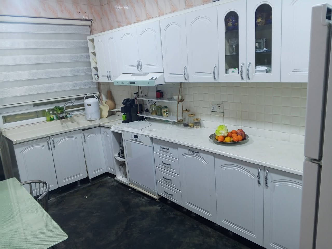 كاونتر خشب شغل تفصال 5متر فول نضافه سعر525الف مكان كلار 
***********
