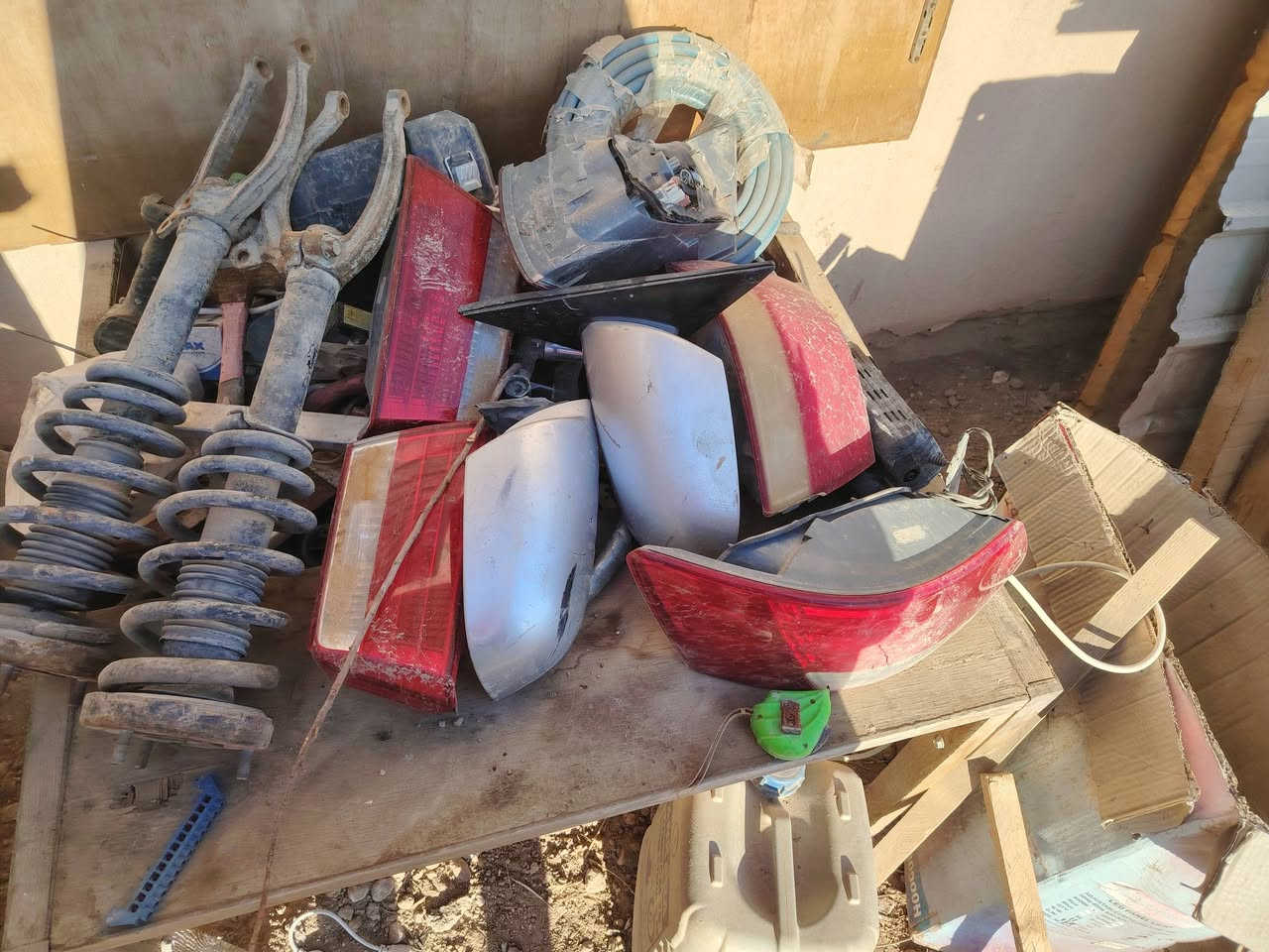 غراض سوناته مقدس
مكينه 3300 كامله من كل محتوياته
تخم بك لايت خليجي
بك لايت الايمن امريكي
دبلات حاويه هوه لوي وقاعده ***********
