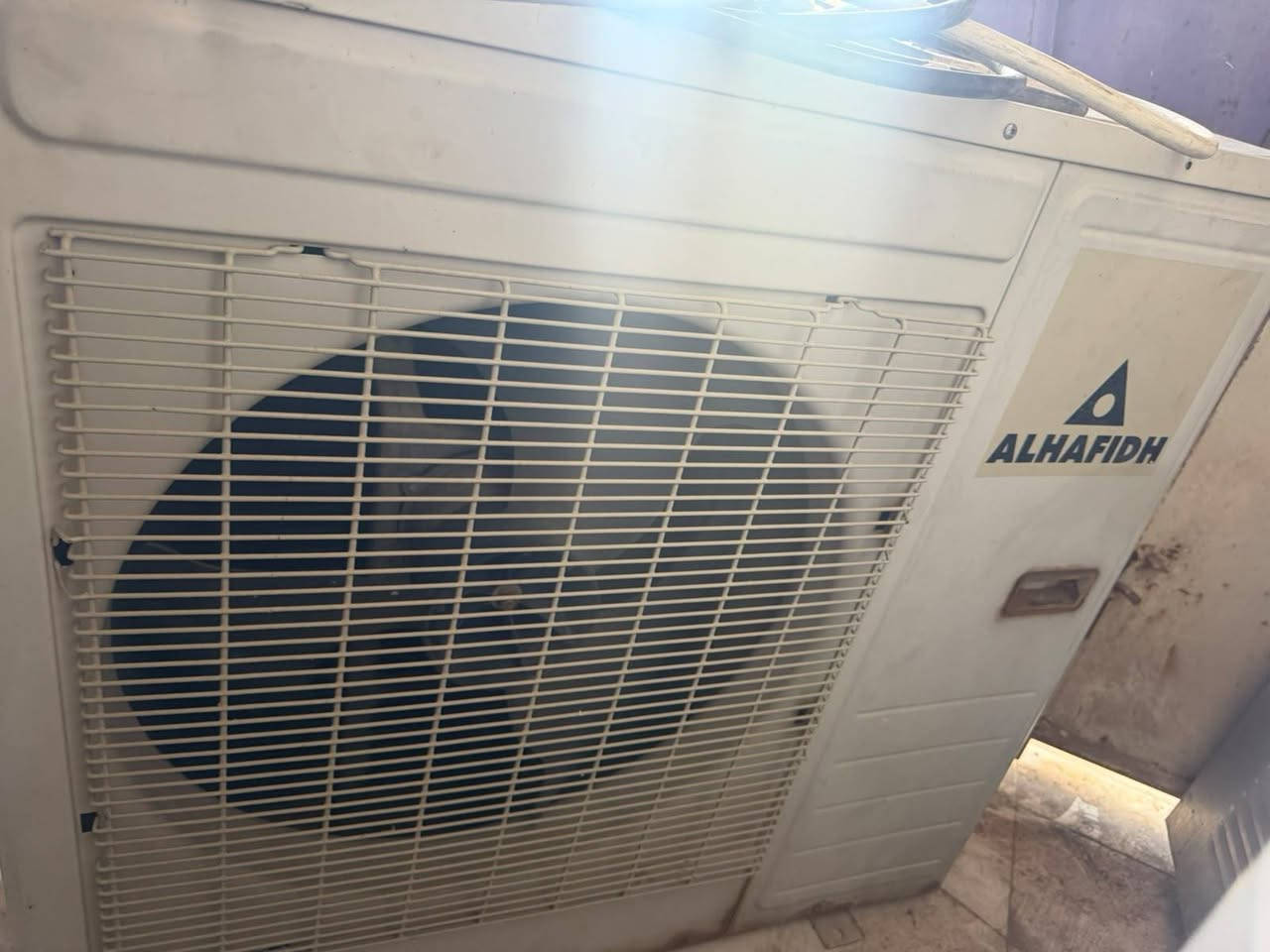 سلام وعليكم سبلت الحافظ 3طن سبلت نضيف مع بواري جديده سعره 850الف شرط الضمان رقم الهاتف /***********
