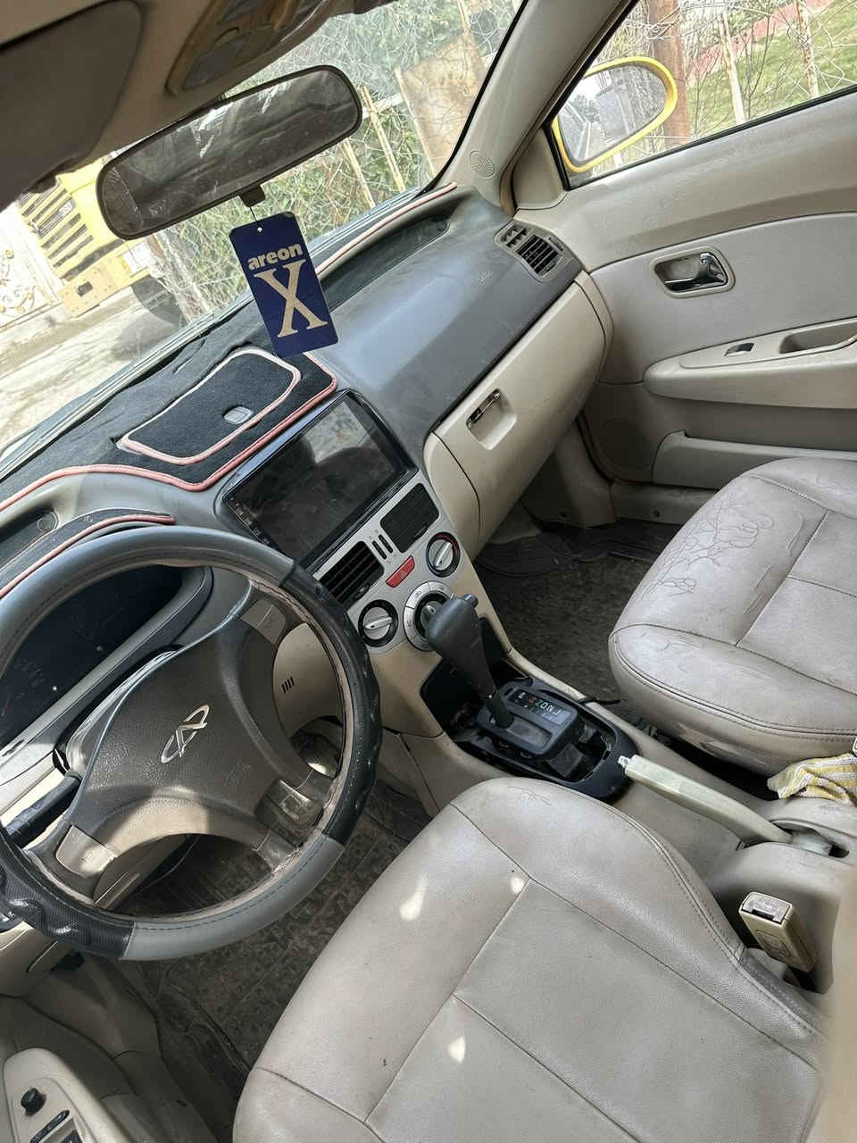 السلام عندي شيري مكينه بيها بخار والكير عل بك ميجي السياره حلوه بدون حادث صدر جديد تخم تاير جديد السعر ١٨ 
مكاني بغداد 
***********
