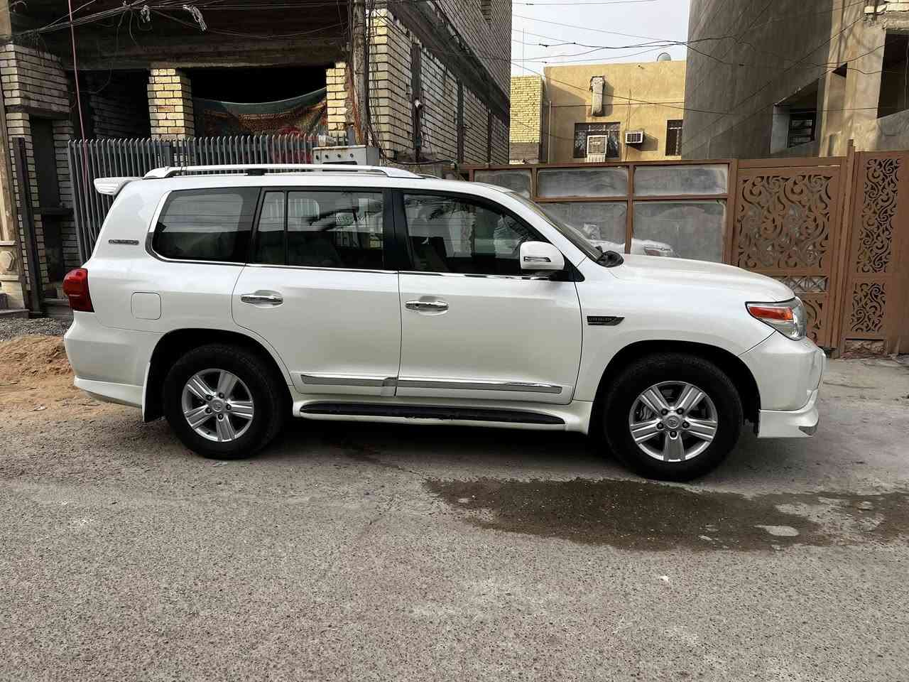 السلام عليكم لاندكروز ٢٠١١ لاصبغ ولا تبديل فقط مكانين بارد بجم محدث***********
