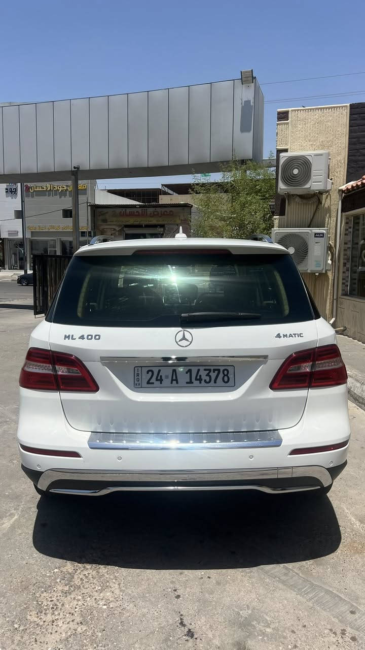 سلام عليكم

Mercedes ML400  4MATIC  AMG kit 2015

المحرك وناقل الحركة:
* مكينة M276 من افضل محركات مرسيدس اعتمادية  
* 6 سلندر Bi Turbo سعة 3L 
* ناقل حركة اوتوماتيك G-Tronic Plus سبع نمر
* القوة الحصانية = 329HP
* العزم = 480NM
* التسارع = 0-100 بـ 5.8 ثانية
* السرعة القصوى = 250km محددة الكترونياً

انظمة السلامة والامان:

* رادارات + حساسات امامي وخلفي
* نظام الـ PRE-Safe للحماية من الحوادث (السيارة تتنبأ بالاصطدام قبل وقوعه تجهز نفسها لحماية الركاب تغلق النوافذ والبانوراما وتشد حزام الامان وتغير وضع الكشنات حسب جهة الاصطدام وتسرع استجابة ضغط الفرامل)
* نظام الـ EBD (Electronic Brakeforce Distribution) نظام ذكي لتوزيع قوة الفرامل بين العجلات الكترونياً حسب الحمولة والطريق
* نظام الـ ESP (Electronic Stability Program) نظام الثبات اذا السيارة بدأت بالانزلاق يفرمل عجلة معينة وحدها حتى ترجع السيارة لمسارها
* نظام الـ ABS اكيد موجود ومدمج مع الانظمة البقية
* نظام الـ     Collision Prevention Assist للتنبيه من الاصطدام الامامي ويساعد بالفرملة
* نظام الـ BAS (Break Assist) يقوي البريك بحالات فرملة الطوارئ
* نظام Attention Assist يراقب اسلوب القيادة وينبه السائق اذا استشعر علامات تعب او نعاس
* نظام مانع الانزلاق + زر للتفعيل
* احزمة الامان كهربائية
* واكيد السيارة Full Air Bags 
* وباقي انظمة الامان معروفة بمرسيدس

انظمة المساعدة والترفيه:

* كاميرات محيطية 360 درجة + منظور 180 درجة
* الكاميرا الخلفية منبثقة للحماية من الغبار والاتربة
* نظام الـ Active Parking Assist
* نظام الـ Auto Hold مع دواسة البريك للتوقف المؤقت واكيد الهاند بريك كهربائي
* نظام صعود ونزول المنحدرات
* نظام الـ SpeedTronic Limit + Cruise Control 
* نظام تبريد منفصل المناخ للسائق والراكب
* نظام الـ ECO Start Stop + زر الـ ECO 
* صندوق كهربائي Soft Close 
* انارة ترحيب
* الاضواء الامامية ذكية Auto LED متفاعلة بأربع اتجاهات 
* الشاشة بنظام الـ COMAND من مرسيدس يدعم كل الاجهزة
* Ambient Light بكل مكان وبـ٣ الوان مختلفة
* تبريد وتسخين حاملات الاكواب
* الكشنات اكيد كهربائية + اسناد اسفل الظهر للسائق
* ISOFIX لتثبيت مقاعد الاطفال
* شفتات بالستيرن
* انظمة التنبيه 

الشاصي:
* سليم ١٠٠٪؜ من الضربة والصبغ السيارة وارد خليجي ومكفولة كفالة عامة 

العداد: 
* ممشى 240,000km كل السيرڤس مالتها بوكالة مرسيدس سليمانية وبغداد

السعر: 26,500$ يعني ٢٦٥ ورقة
مكان السيارة البصرة للإستفسار اكثر التواصل على
***********
