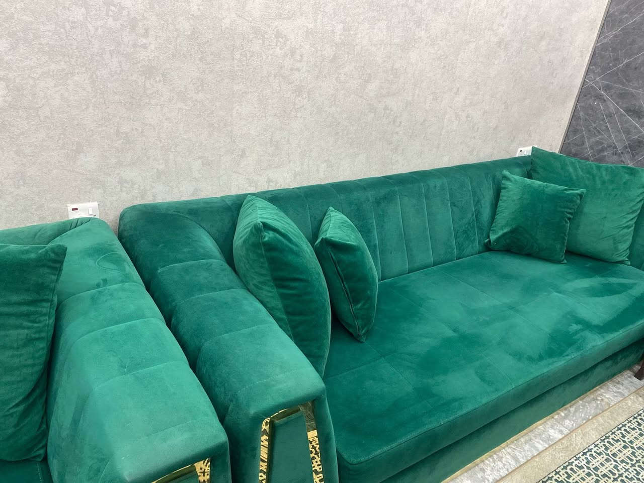 السلام عليكم 
تخم تركي جديد جداً  للبيع يتكون من قنفات عدد (2) مع (4) كراسي … السعر (مليون و 450)


**إذا كنت صاحب هذا الإعلان وتريد حذفه لأي سبب، رجاءا أرسل رسالة إلى الدعم الفني**